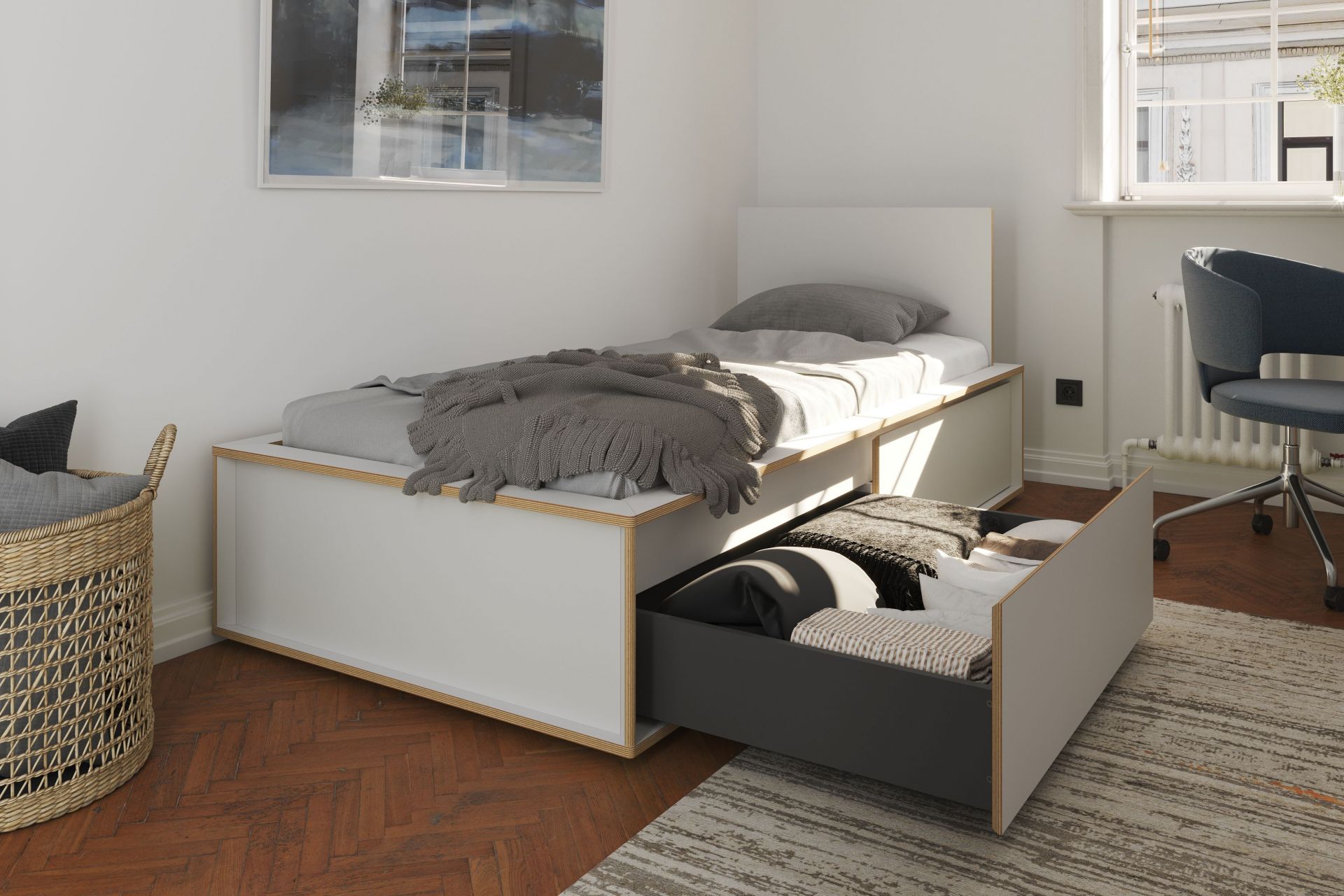 Spaze Bett von Müller Möbelwerkstätten mit Bettkasten Schublade offen, Bettwäsche und Kissen.