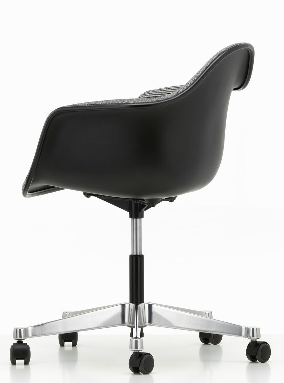 Ansicht von hinten des schwarzen, vollgepolsterten Eames Plastic Arm Chair mit Rollenfuß von Vitra.