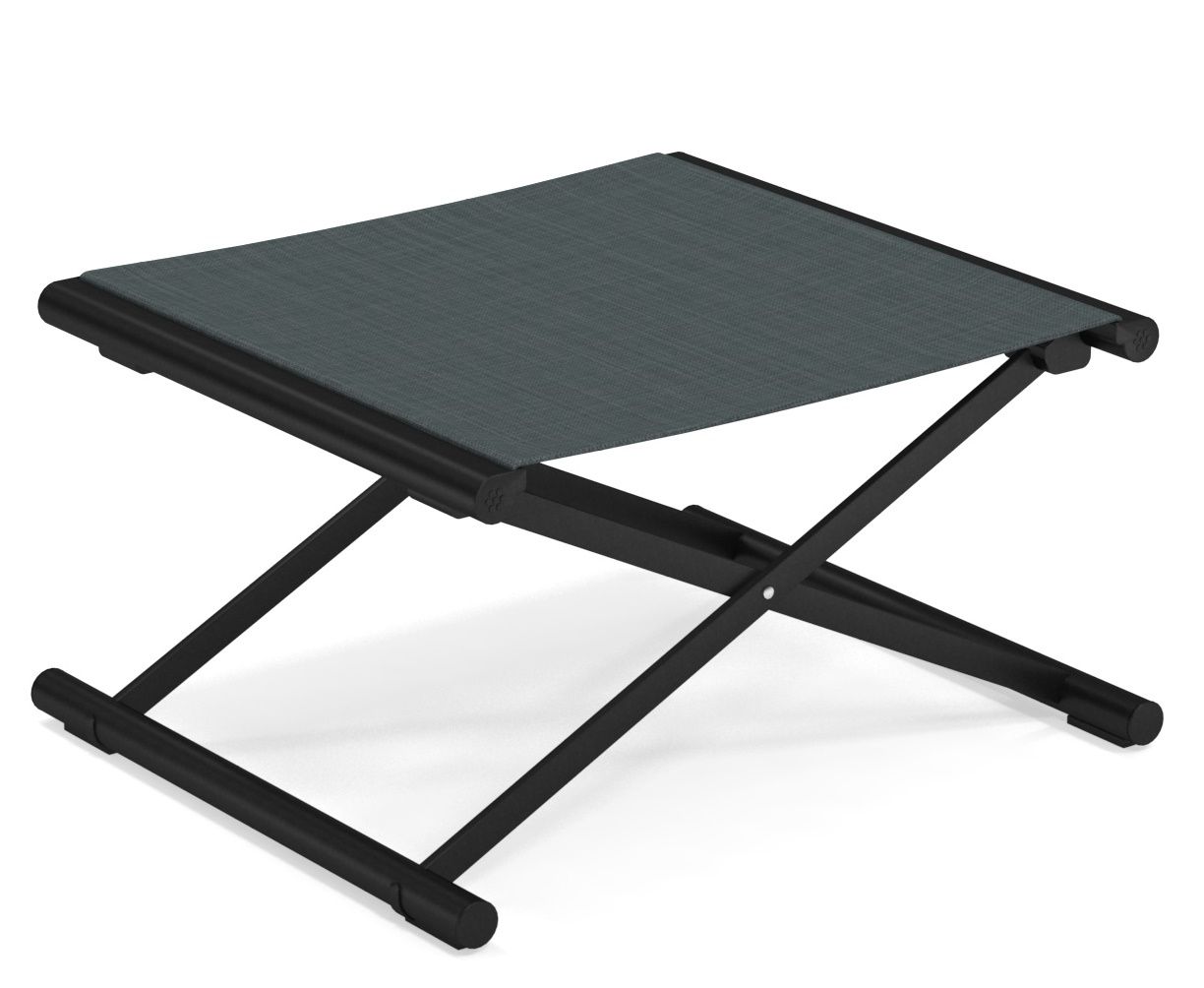 Terra Fußhocker Outdoor von Emu, grauer Stoffbezug und schwarzes Metallgestell mit X-förmigen Beinen.