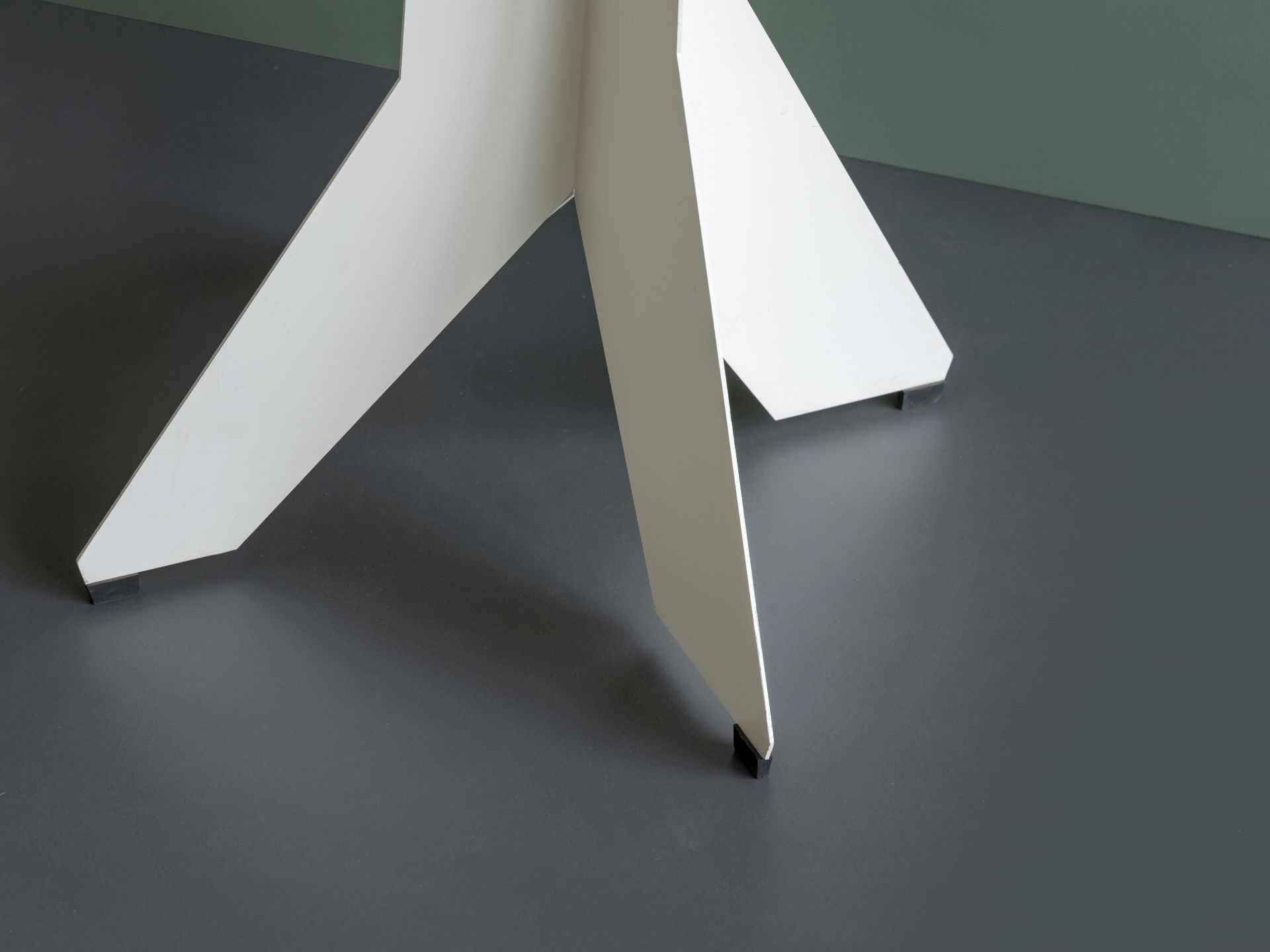 Detailaufnahme des weißen Fußes vom Forest for the Trees Kleiderständer von vanEsch.