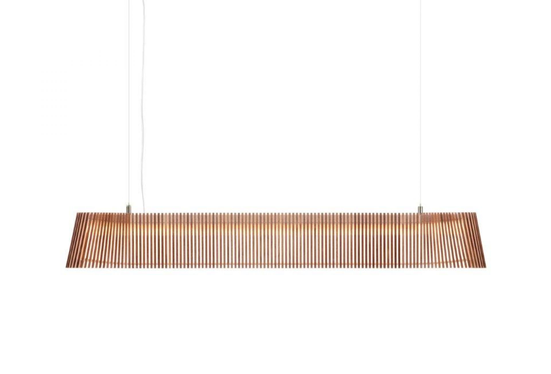 Owalo Pendelleuchte von Secto Design: Lange, moderne Holzleuchte mit vertikalen Lamellen und warmem Lichtschein.