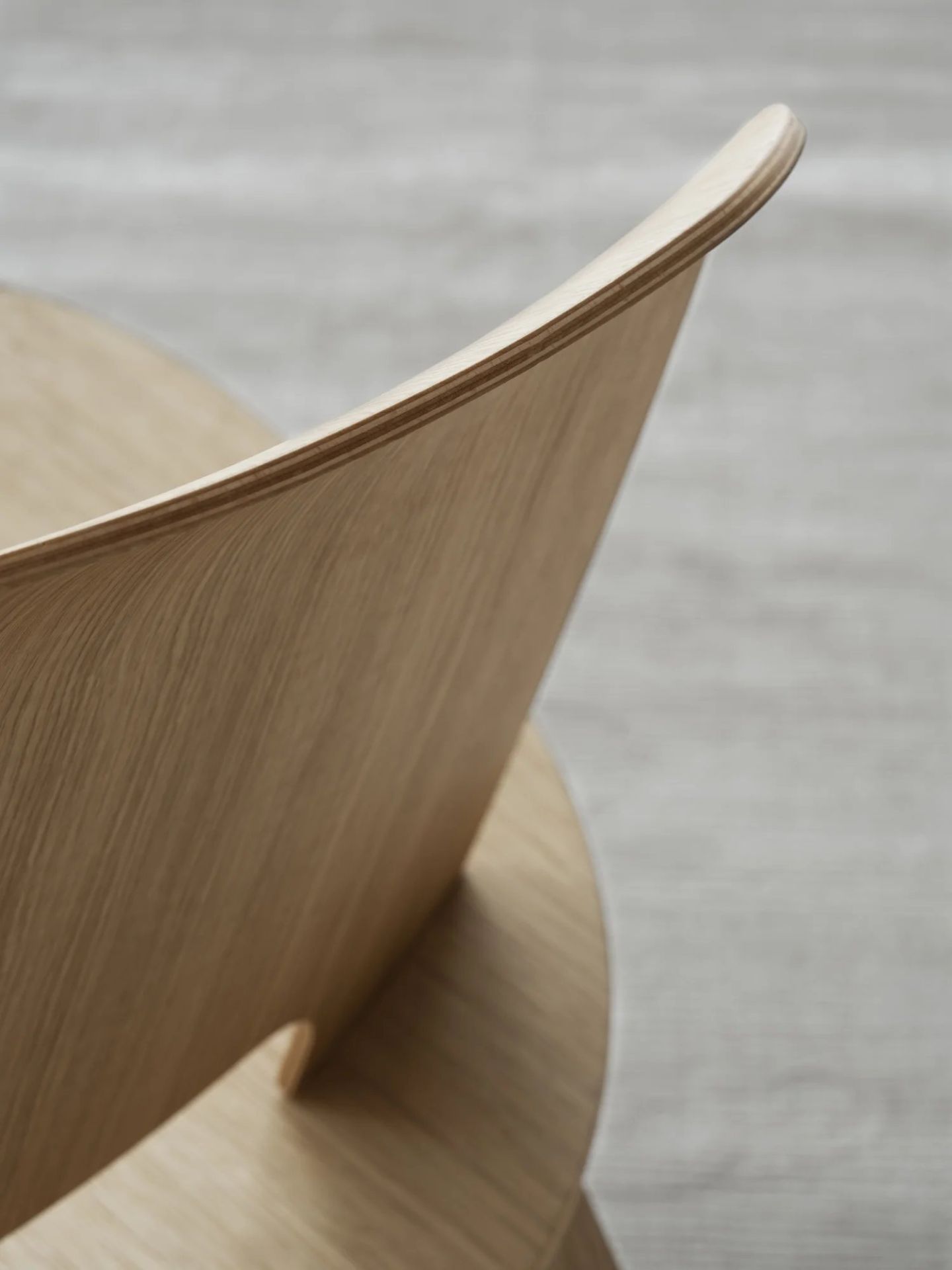 Detailaufnahme des Blomus Nagomi Chair Stuhls aus hellem Holz, modernes Design für Esszimmer und Wohnbereich.