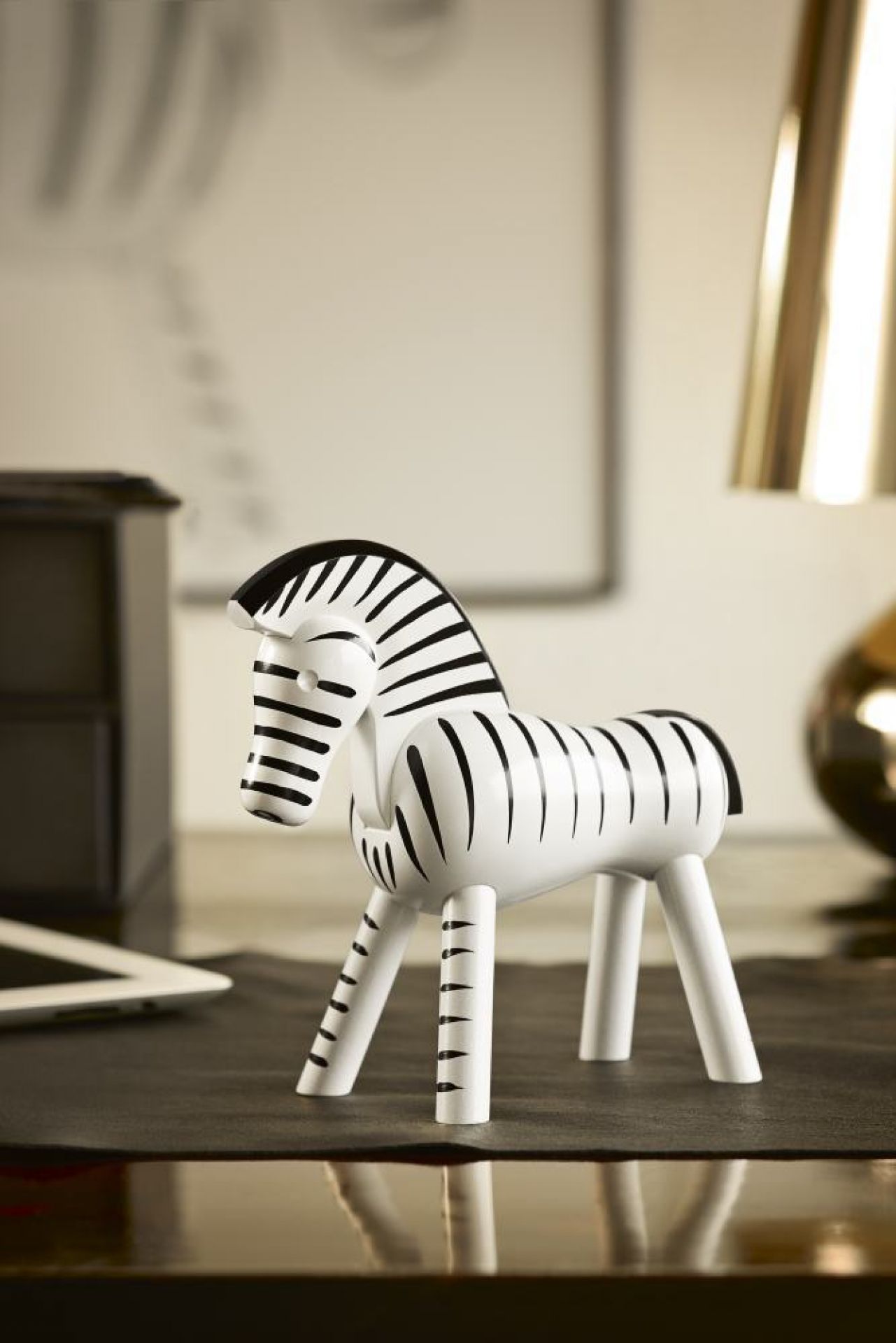 Detailaufnahme der Kay Bojesen Zebra Holzfigur, ein dekoratives Designobjekt und Sammlerstück für Liebhaber skandinavischer Handwerkskunst.