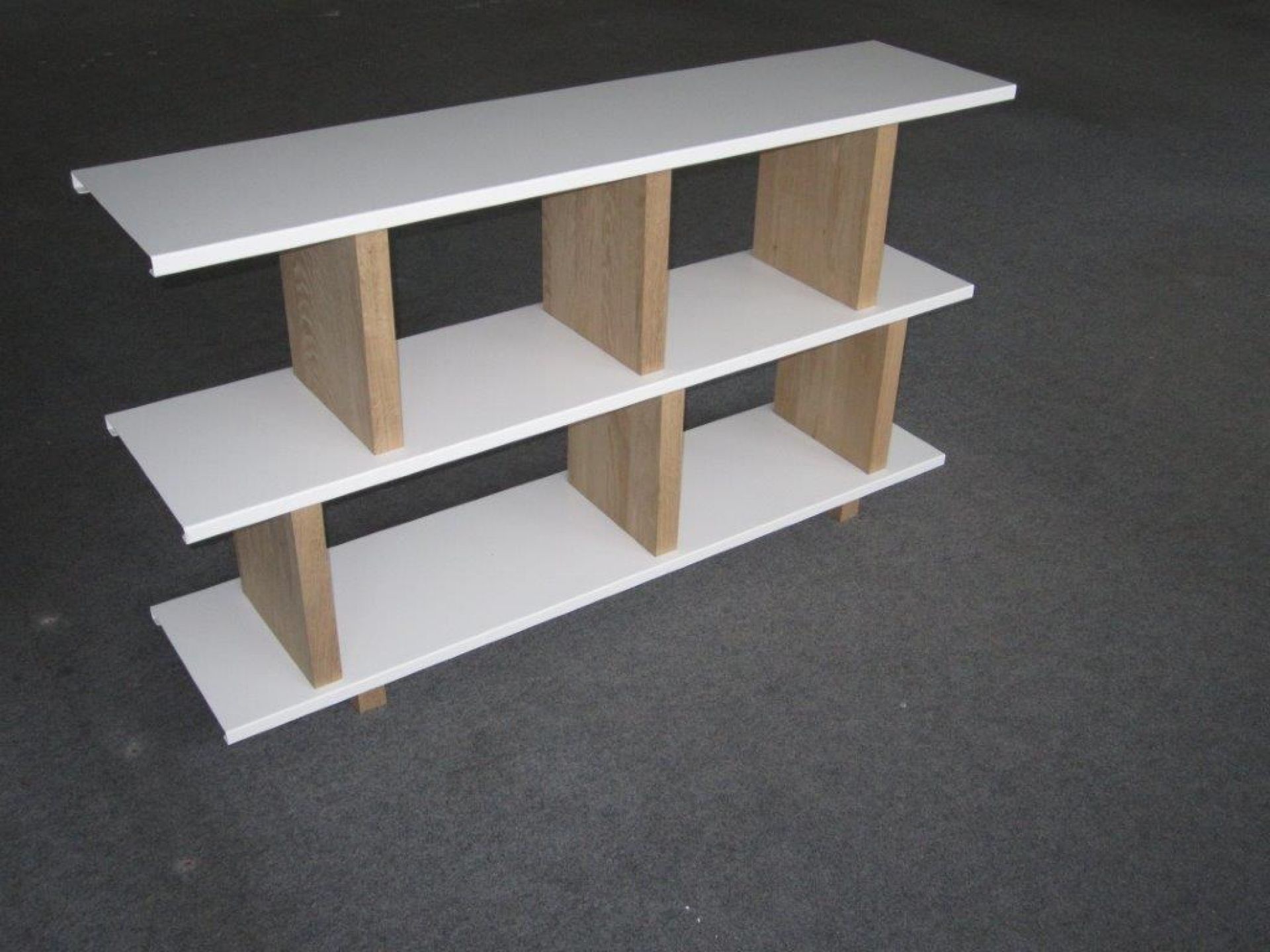 Tojo Regal Grundmodul: Dreistufiges, weißes Regal mit hellbraunen Holzelementen für Wohnzimmer oder Büro.