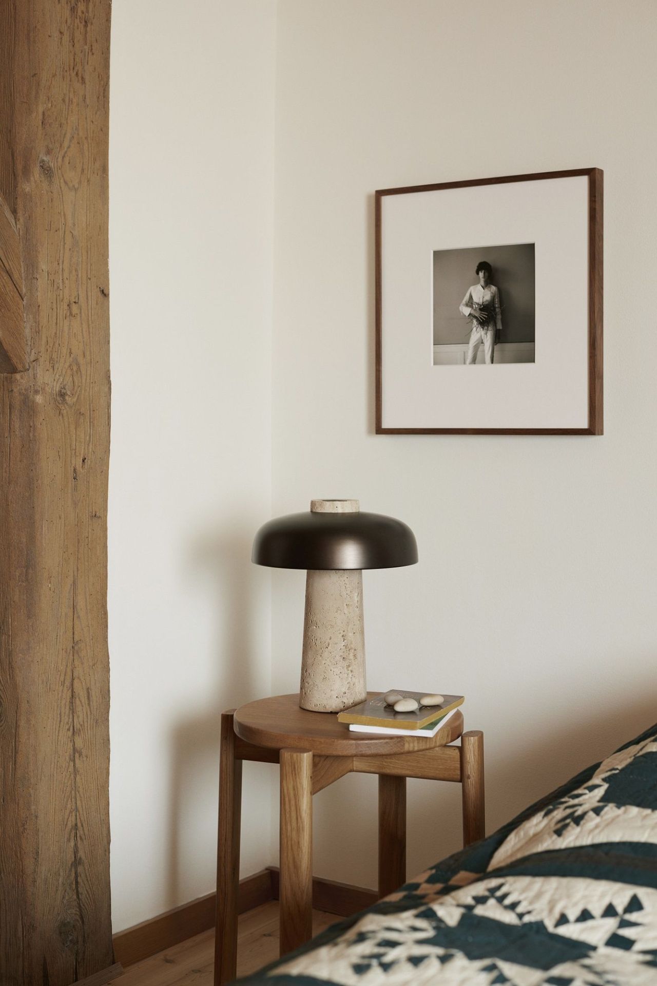 Nahaufnahme des Audo Copenhagen Passage Stool Hockers aus Eiche, verwendet als Nachttisch mit Lampe.