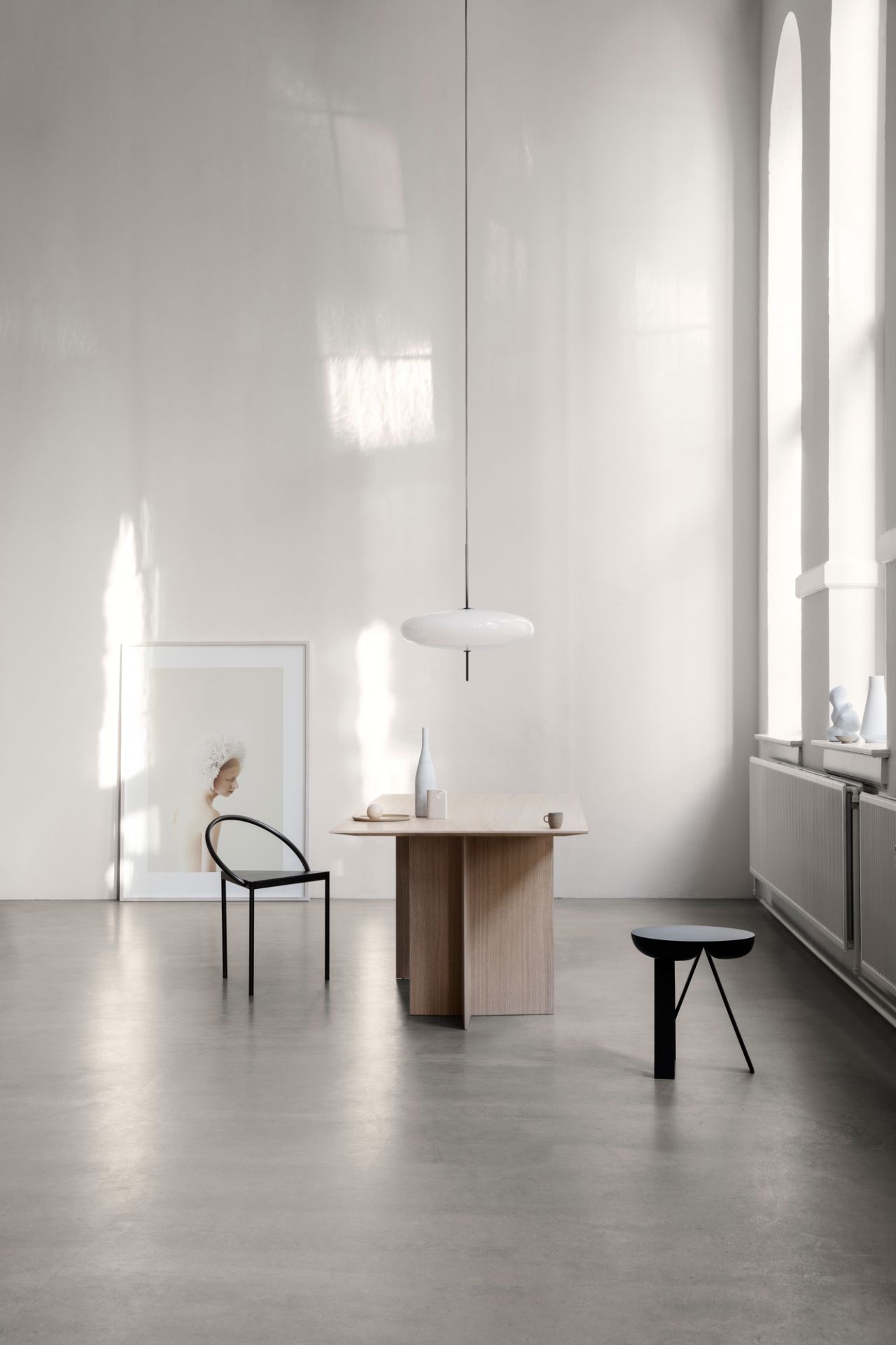 Helle Raumansicht mit Astep Model 2065 Deckenleuchte in Weiß, modernes Design, minimalistisch.