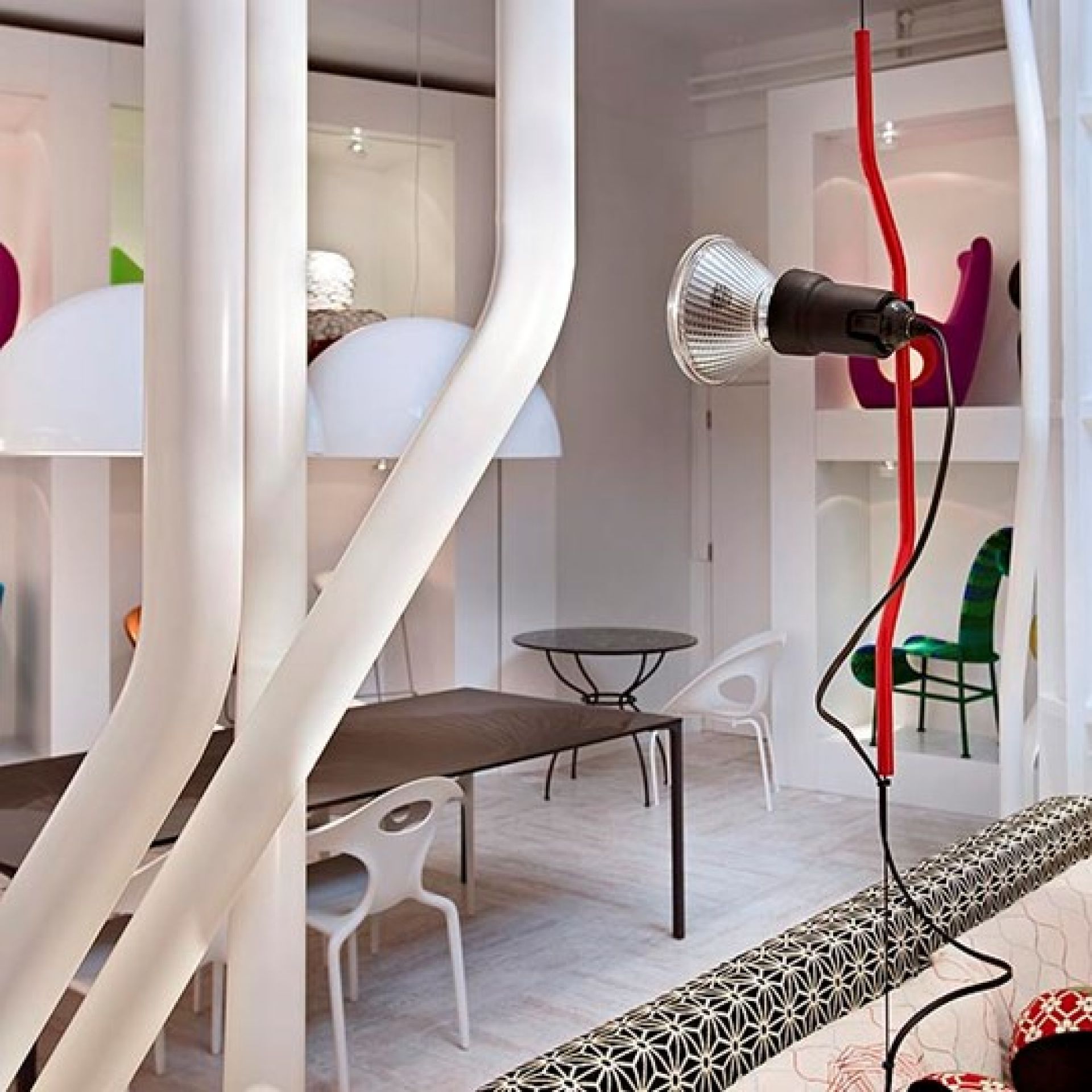 Parentesi D Lampe von Flos: Hängelampe mit rotem Kabel und Dimmer im Raum.