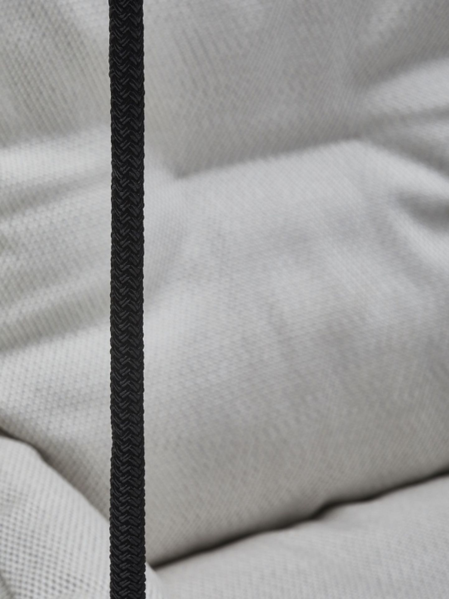 Detailaufnahme der schwarzen Kordel am Leyasol Lounge Chair Outdoor Stuhl von Freifrau Manufaktur.