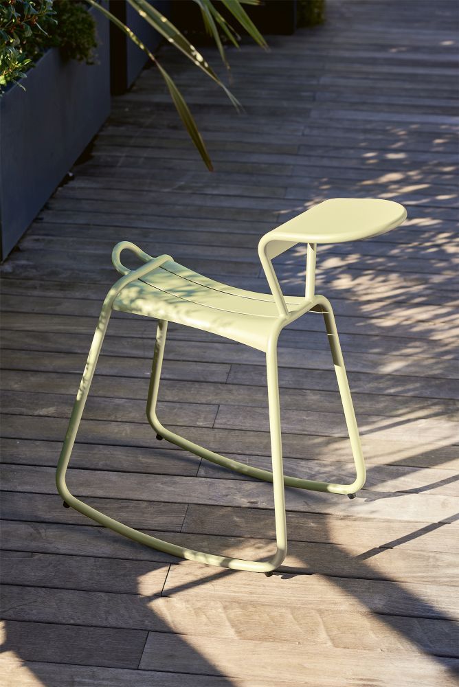 Adadesk Beistelltisch Wippe von Fermob in hellgrün auf einer Holzterrasse, ideal für den Garten.