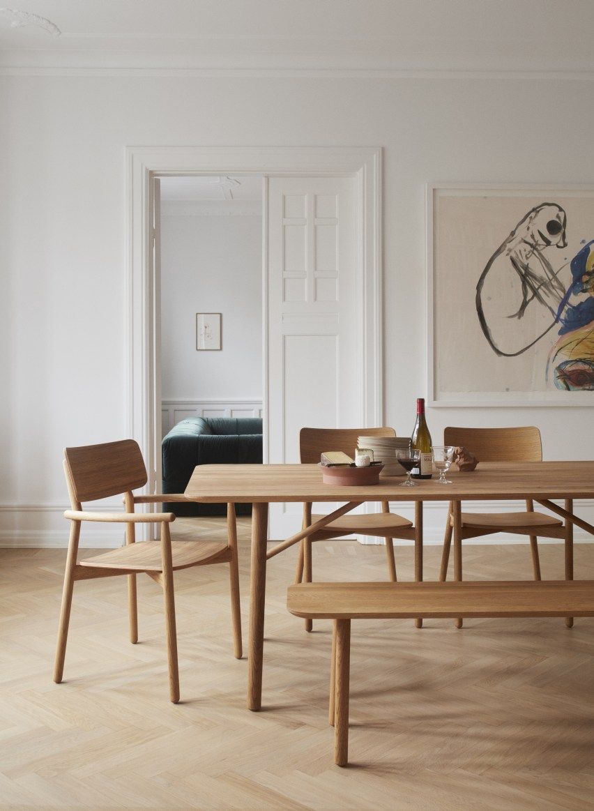 Hven Tisch von Skagerak by Fritz Hansen mit Stühlen und Bank aus hellem Holz.