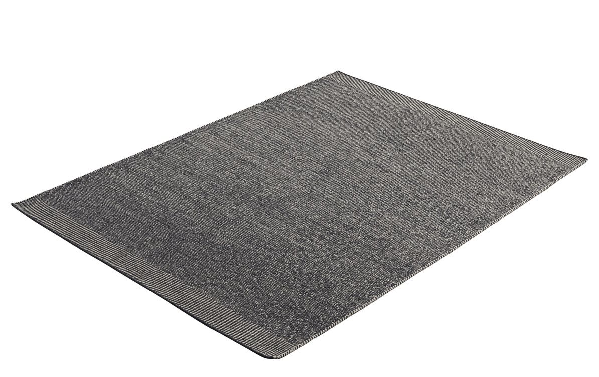 Grauer Rombo Teppich von Woud, 170x240 cm, Detailaufnahme der Textur und des Randes.