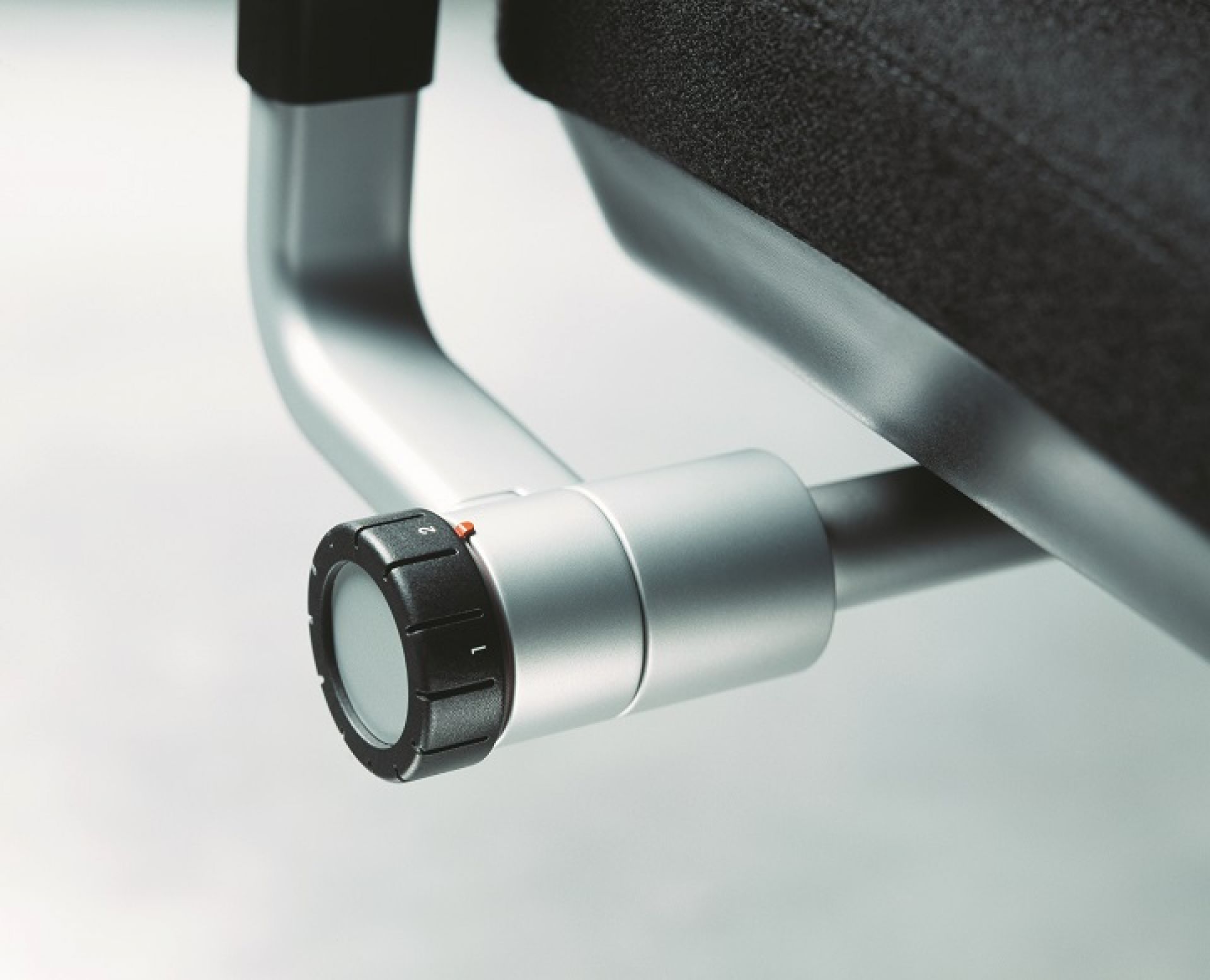 Detailaufnahme: Steelcase Please Drehstuhl, Armlehne mit Verstellmechanismus für ergonomisches Sitzen.