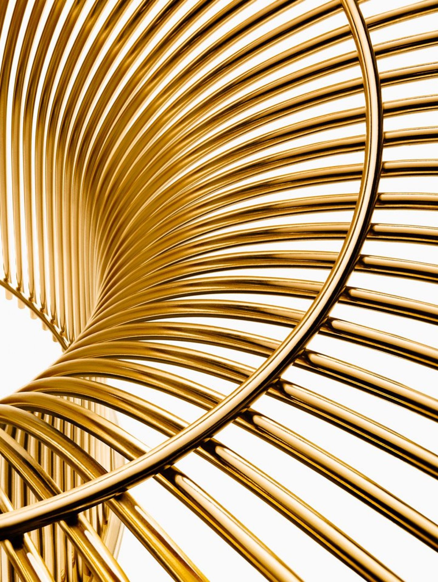 Detailaufnahme des goldenen Platner Tisch von Knoll International, filigranes Design mit Stahlstreben.