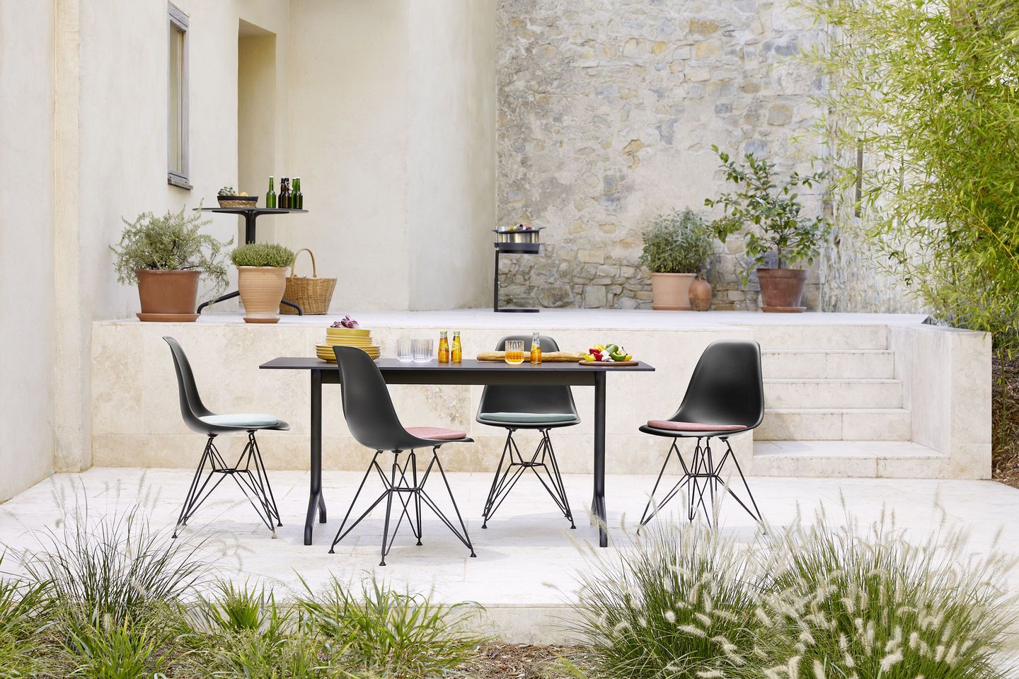 Eames Plastic Side Chair DSR Stuhl von Vitra, vollgepolstert, in schwarzer Farbe am Esstisch.