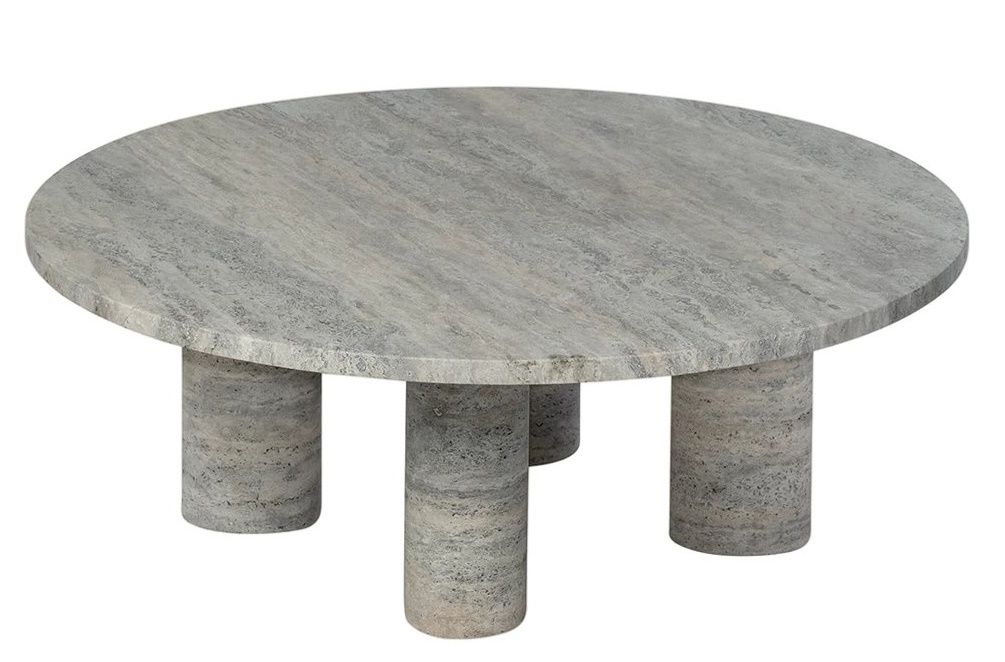 Blomus Volos Couchtisch rund, Ø 75 cm, aus Travertin mit drei zylindrischen Beinen.