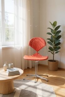 DKL-2 Wire Chair Stuhl von Vitra mit roter Sitz- und Rückenpolsterung im modernen Wohnzimmer.