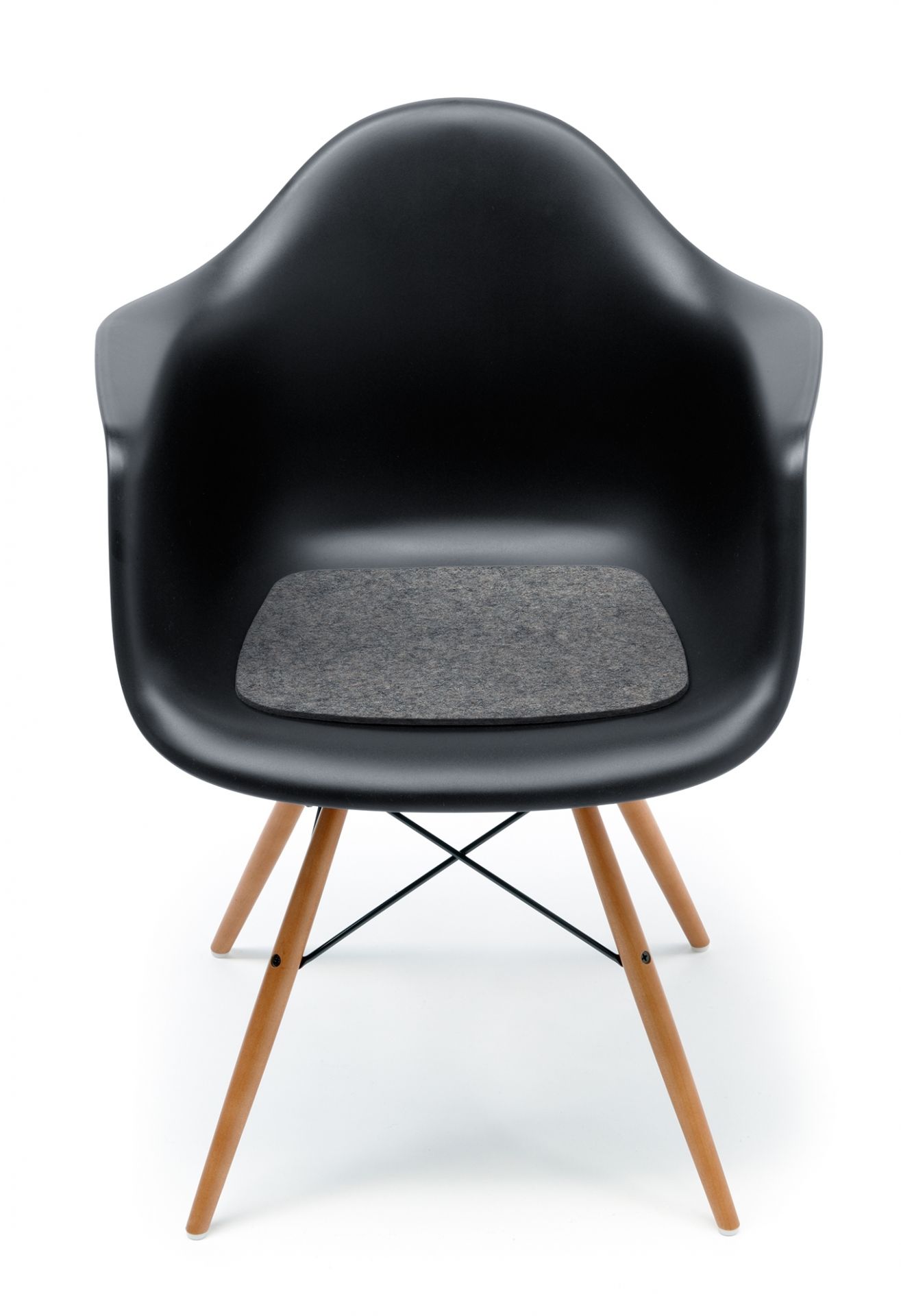 Schwarzer Eames Plastic Arm Chair mit grauer Hey Sign Filz Sitzauflage für mehr Komfort.
