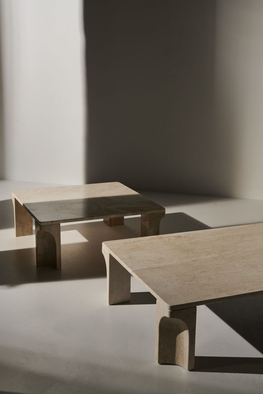 Zwei rechteckige Doric Couchtische von Gubi aus Travertin im minimalistischen Design mit Schattenwurf.