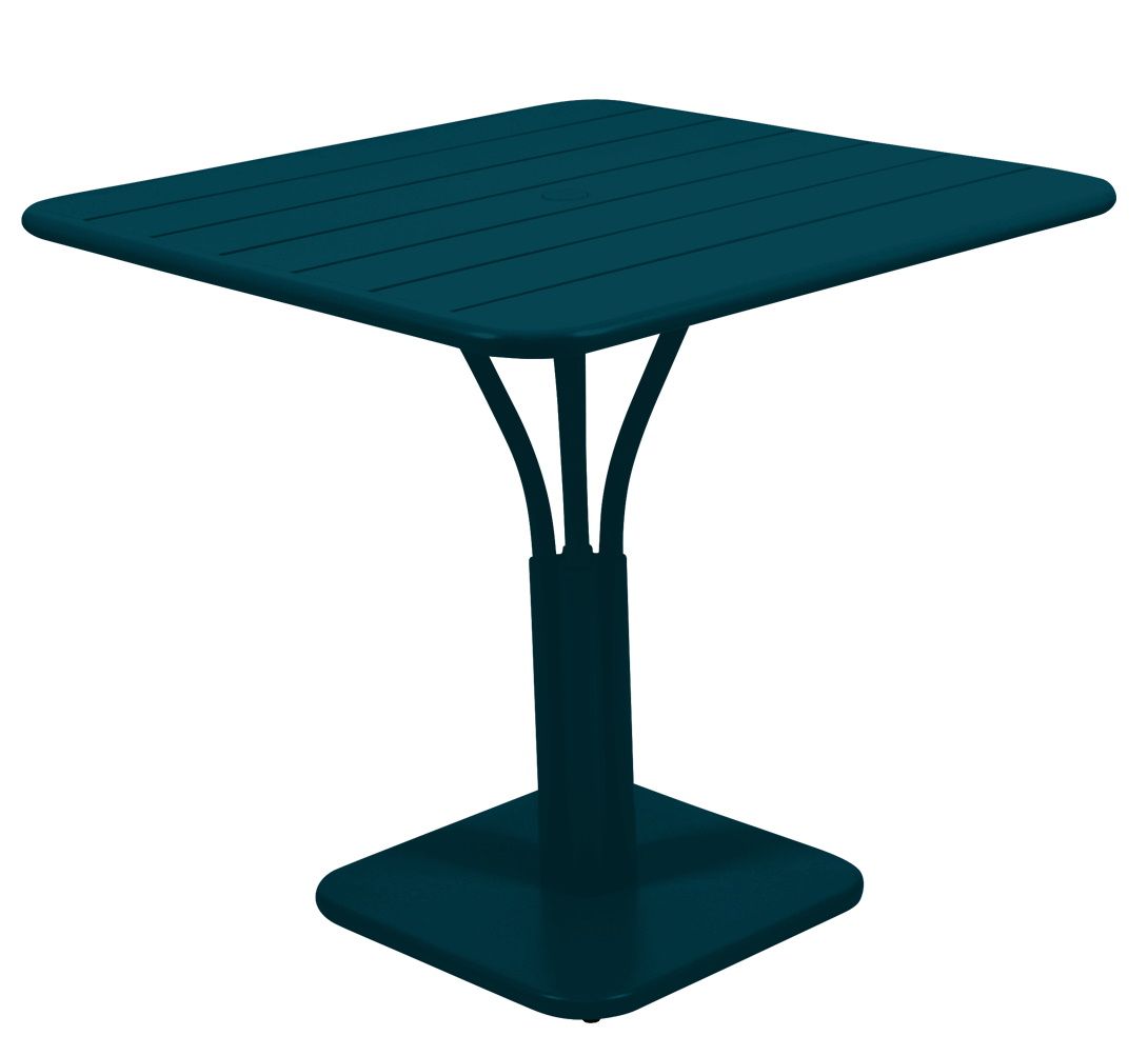 Blauer Fermob Luxembourg Tisch, 80x80 cm, für den Außenbereich. Quadratischer Gartentisch aus Metall.