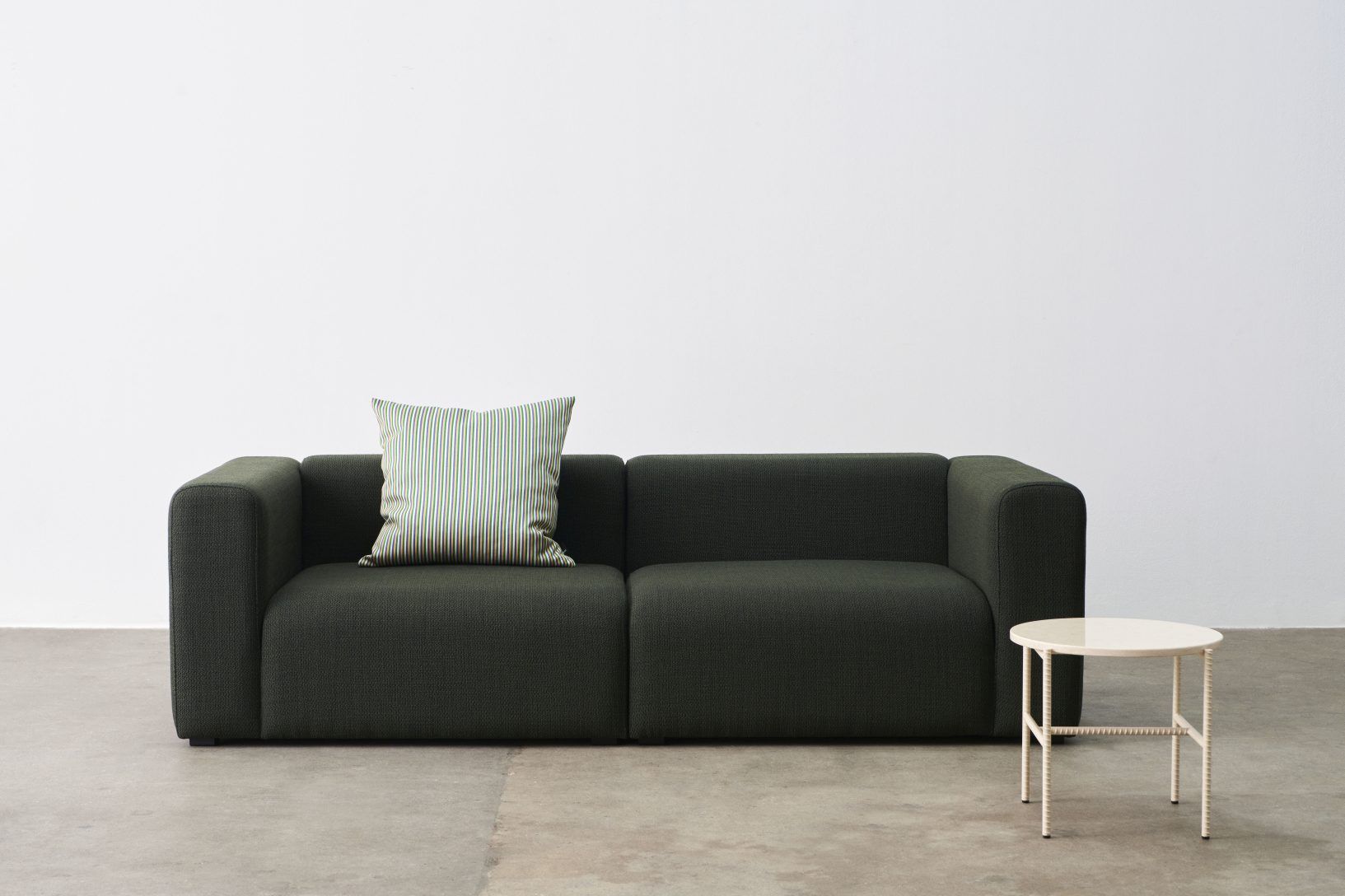 Mags Sofa 2,5-Sitzer in Grün mit Kissen und Beistelltisch. Modernes Wohnzimmer Design.