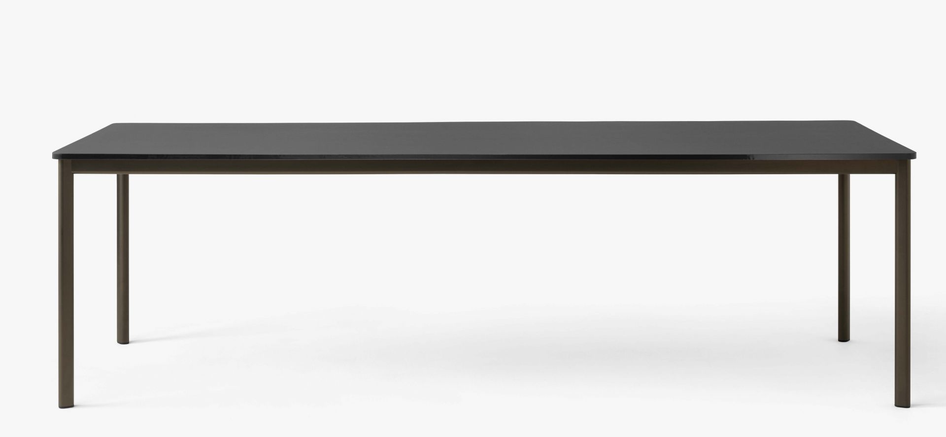 AndTradition Drip Table HW58 mit schwarzer Tischplatte und bronzefarbenem Metallgestell, minimalistisches Design für Esszimmer.