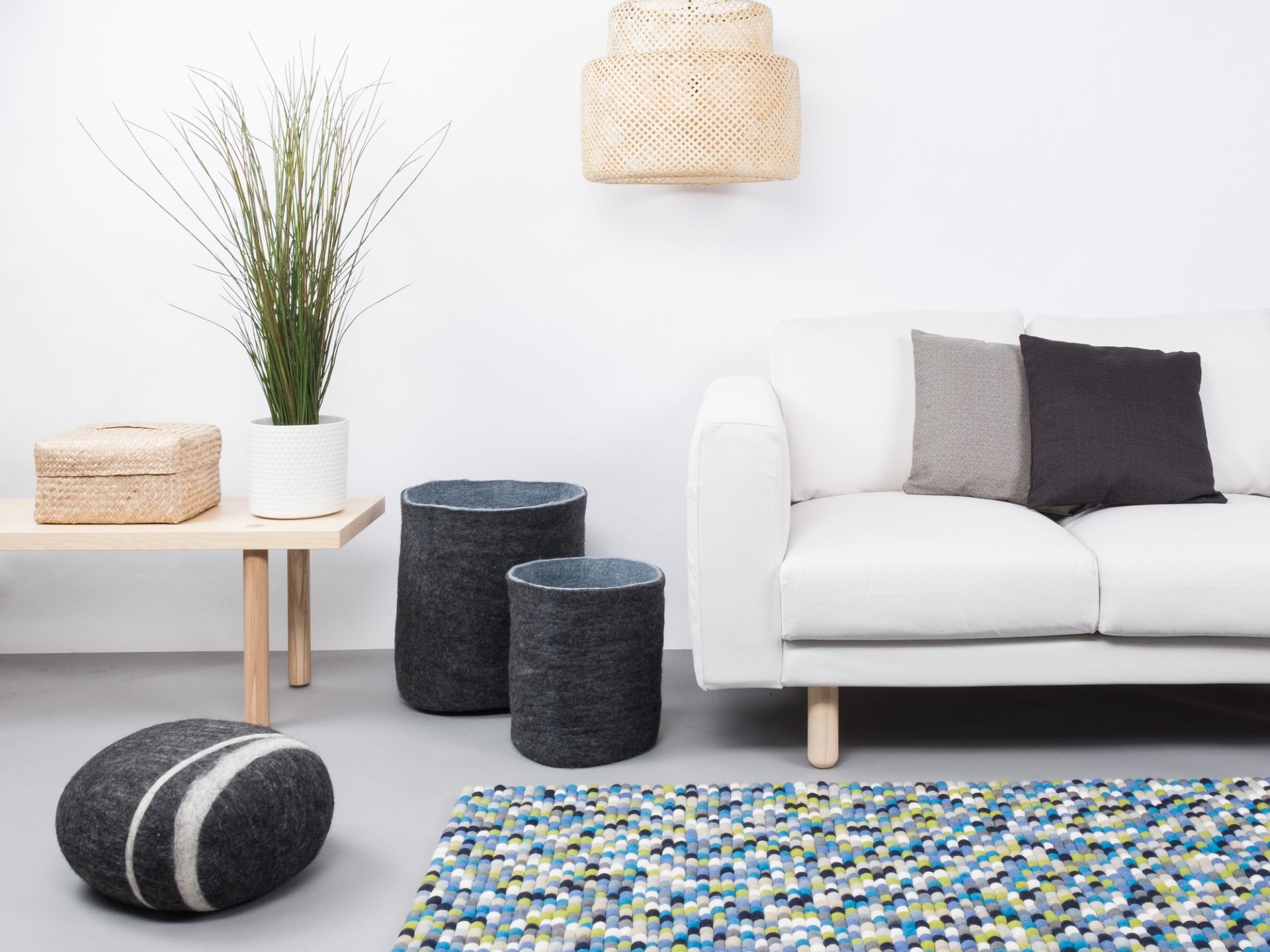 Myfelt Filzkugel Teppich 160x230 cm im modernen Wohnzimmer mit Sofa und Dekoration.