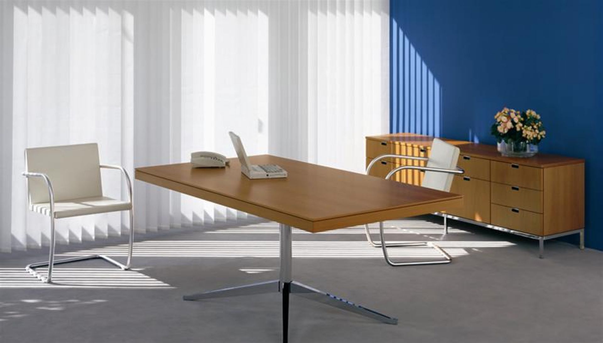 Büro mit Brno Tubular Stuhl, Rundrohr-Design, weißem Leder, Chromgestell und passendem Schreibtisch.