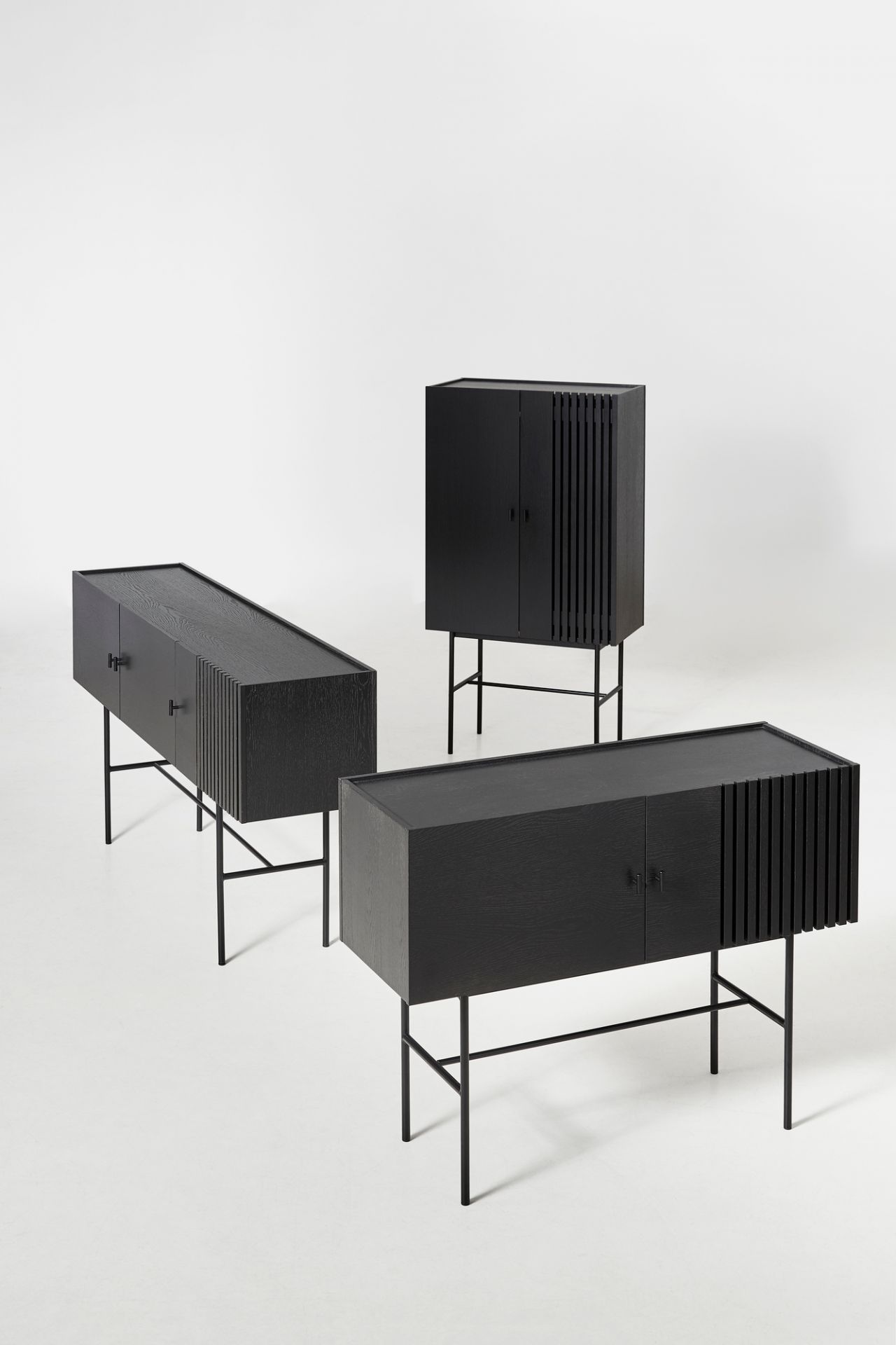 Schwarzes Array Sideboard von Woud, verschiedene Größen und Ausführungen, modernes Design mit Lamellenstruktur.