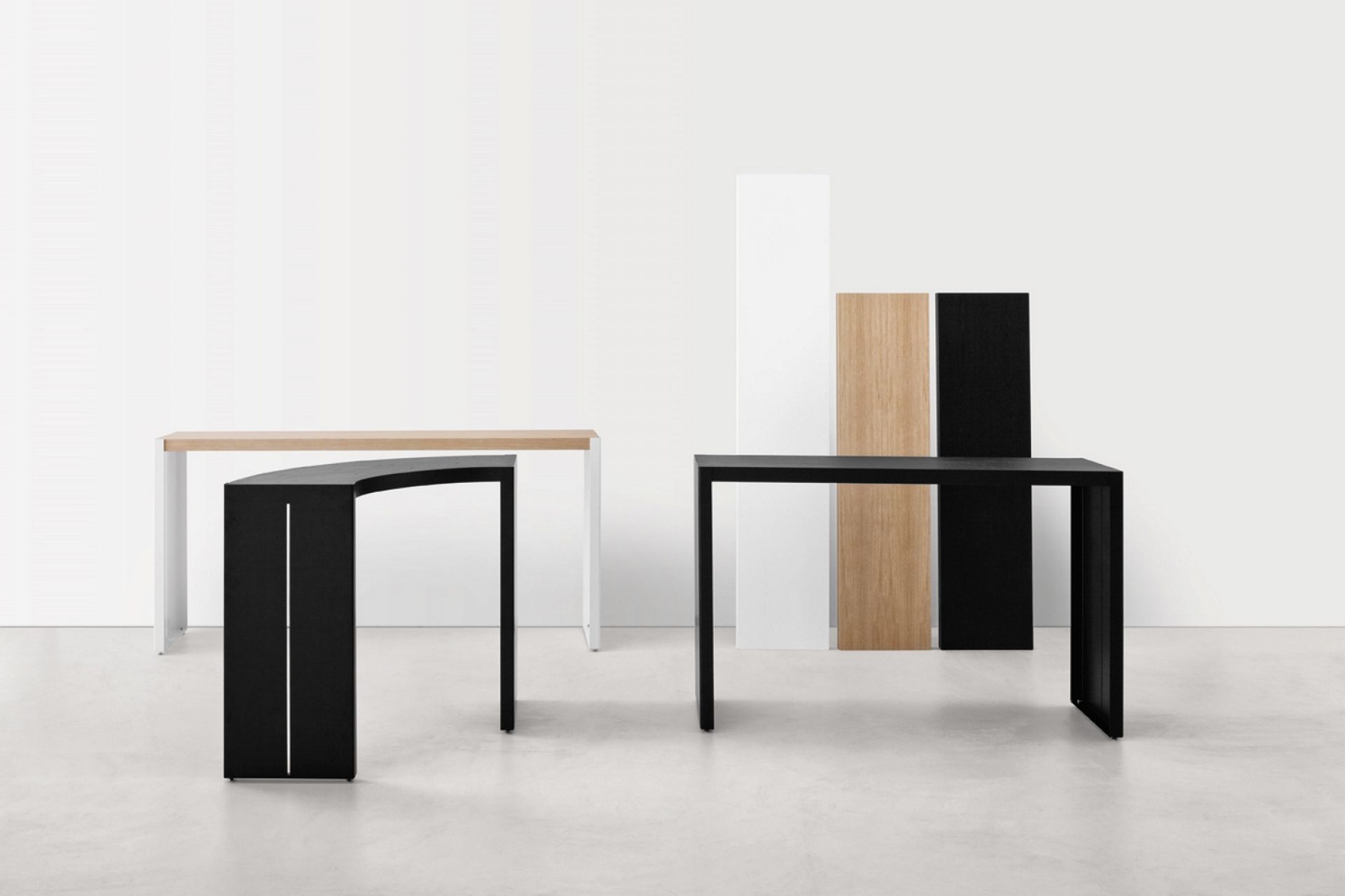 Panco Tresentisch La Palma: Schwarzer und heller Stehtisch aus Holz für moderne Einrichtung.
