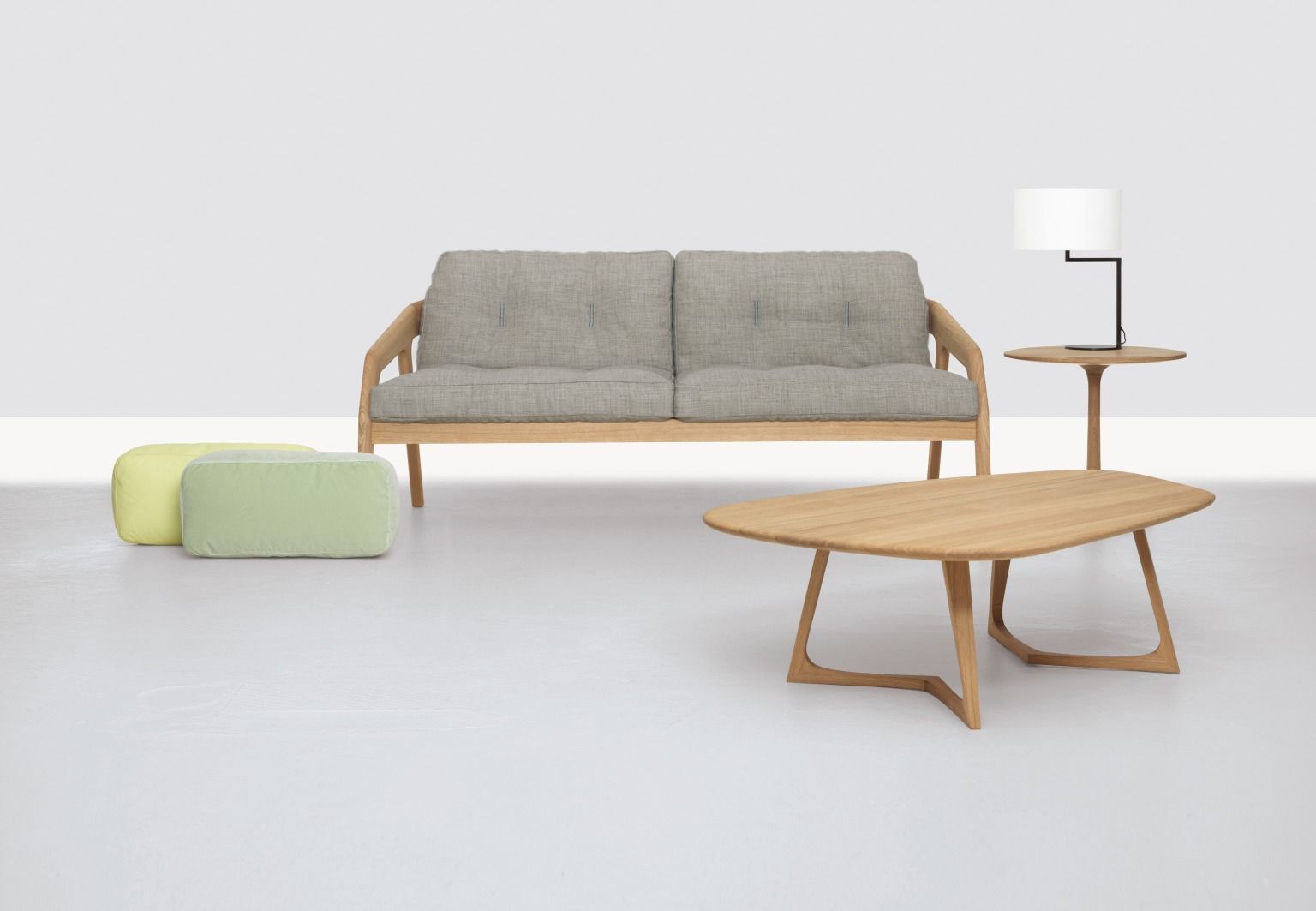 Friday 2 Sofa 2-Sitzer von Zeitraum mit Holztisch, Lampe und Hockern in minimalistischem Wohnzimmer.