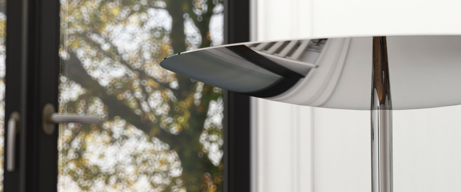 Detailaufnahme der Belux LED Stehleuchte mit Chromfuß und indirekter Beleuchtung vor einem Fenster.