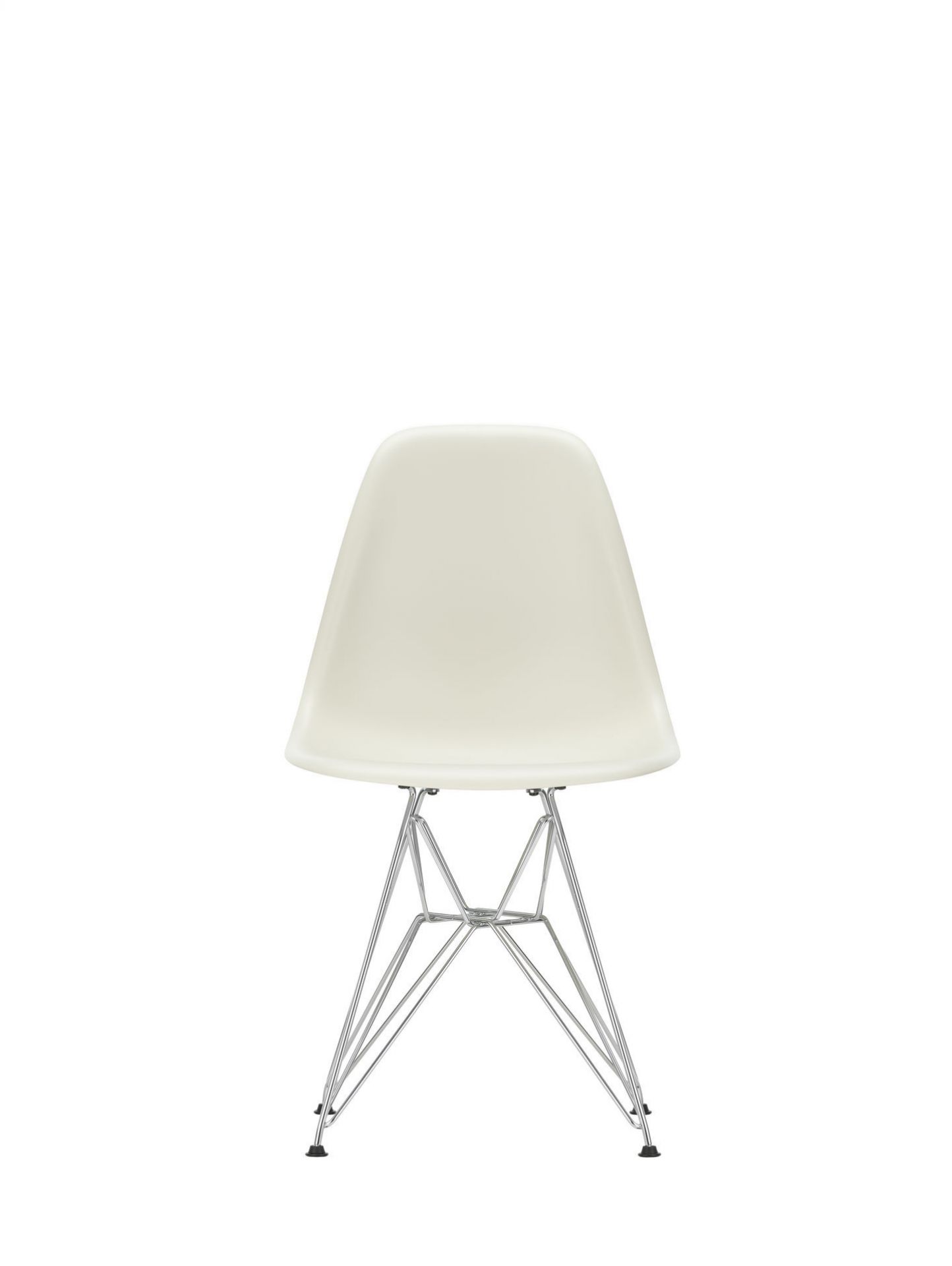 Vitra Eames Plastic Side Chair DSR in Hellgrau mit verchromtem Drahtgestell auf weißem Hintergrund.