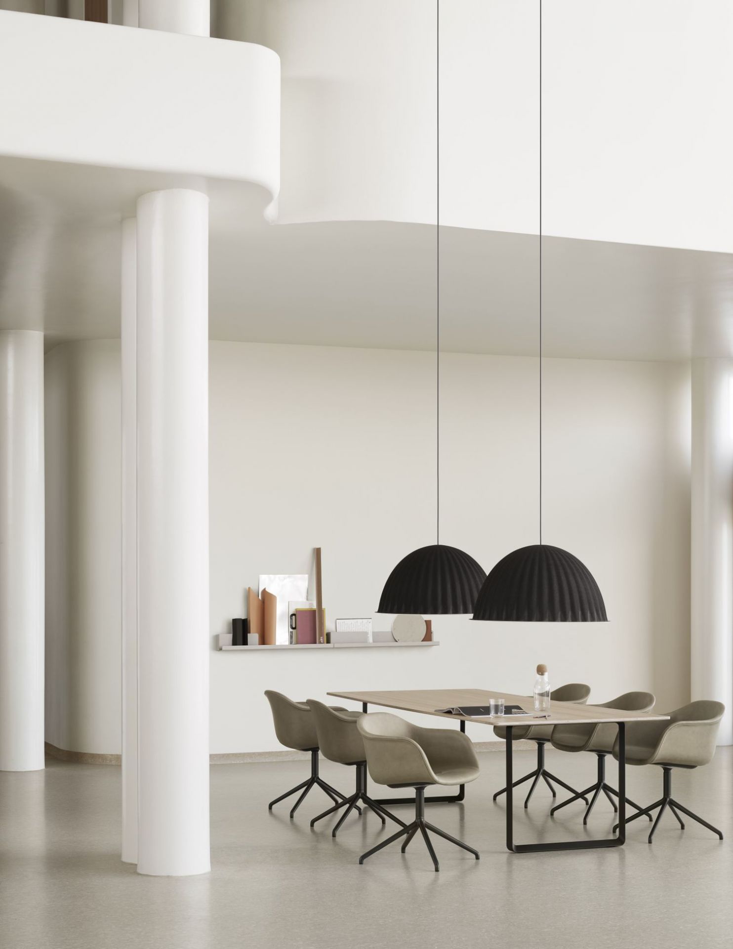 Helles Interieur mit Muuto Folded Shelves Regal, Esstisch und Stühlen. Wandregal für Wohnaccessoires.