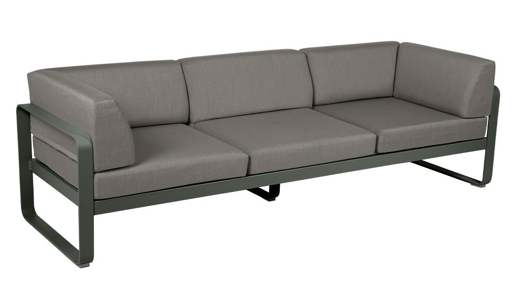Graues Bellevie 3-Sitzer Outdoor Sofa von Fermob mit Aluminiumrahmen und bequemen Sitzkissen für Garten und Terrasse.