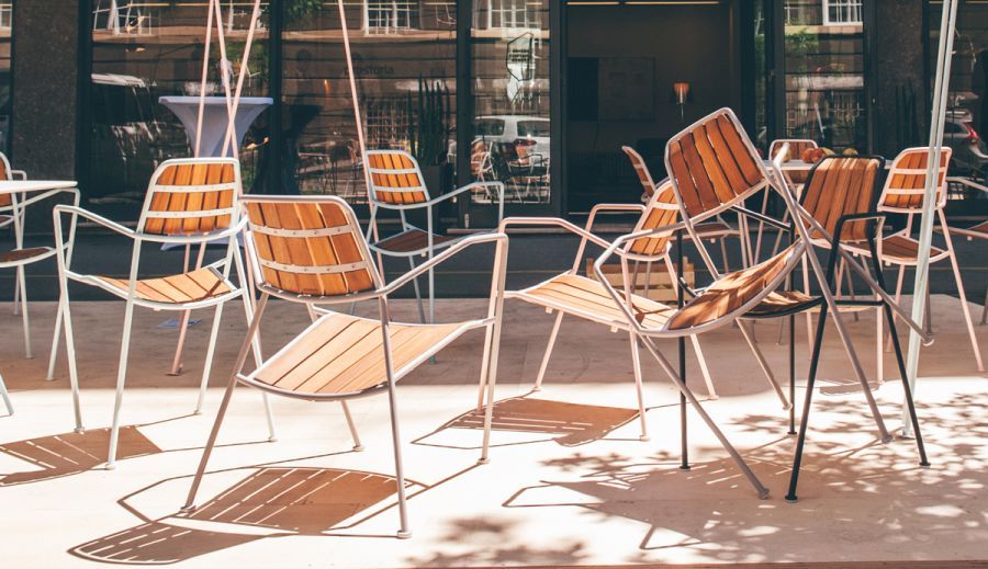 Osmo Outdoor Stuhl Teak von Prostoria, Gartenmöbel aus Teakholz und Metall, stapelbar für Terrasse.