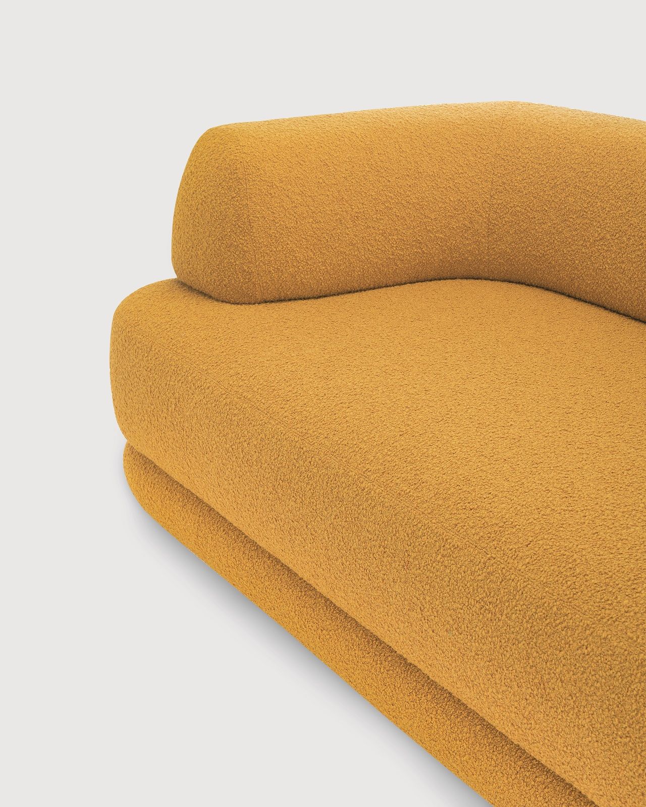 Detailaufnahme des gelben Bumper Sofas von Zanotta mit Bouclé-Bezug, modernes Design für Wohnzimmer.