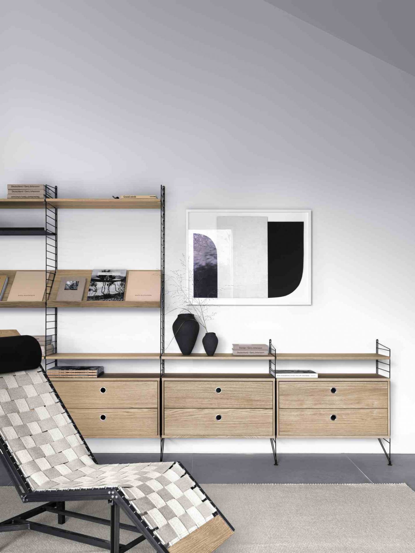 String Sideboard im Schlafzimmer: Holz-Kommode mit Schubladen und Regalen, modernes Möbeldesign.