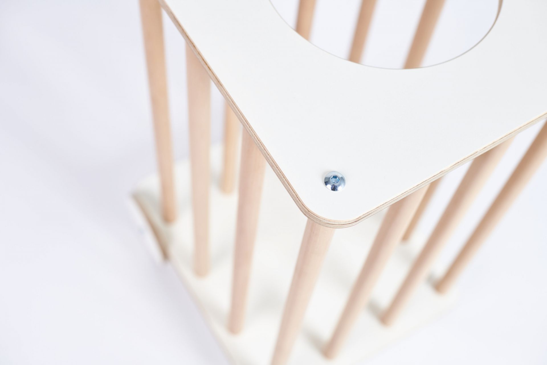 Detailaufnahme des Tojo Kids Zoo Plüschtierkarrens: Holzgestell mit weißer Platte und blauer Schraube.