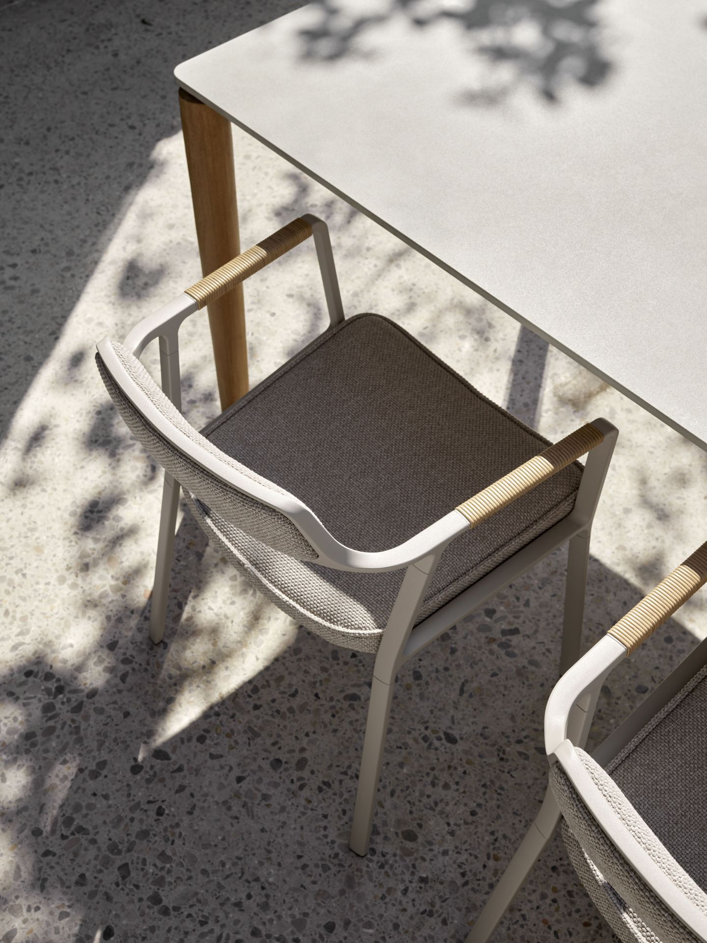 Detailaufnahme des Vipp Open-Air Outdoor Tisches mit Stühlen, modernes Design für Garten und Terrasse.