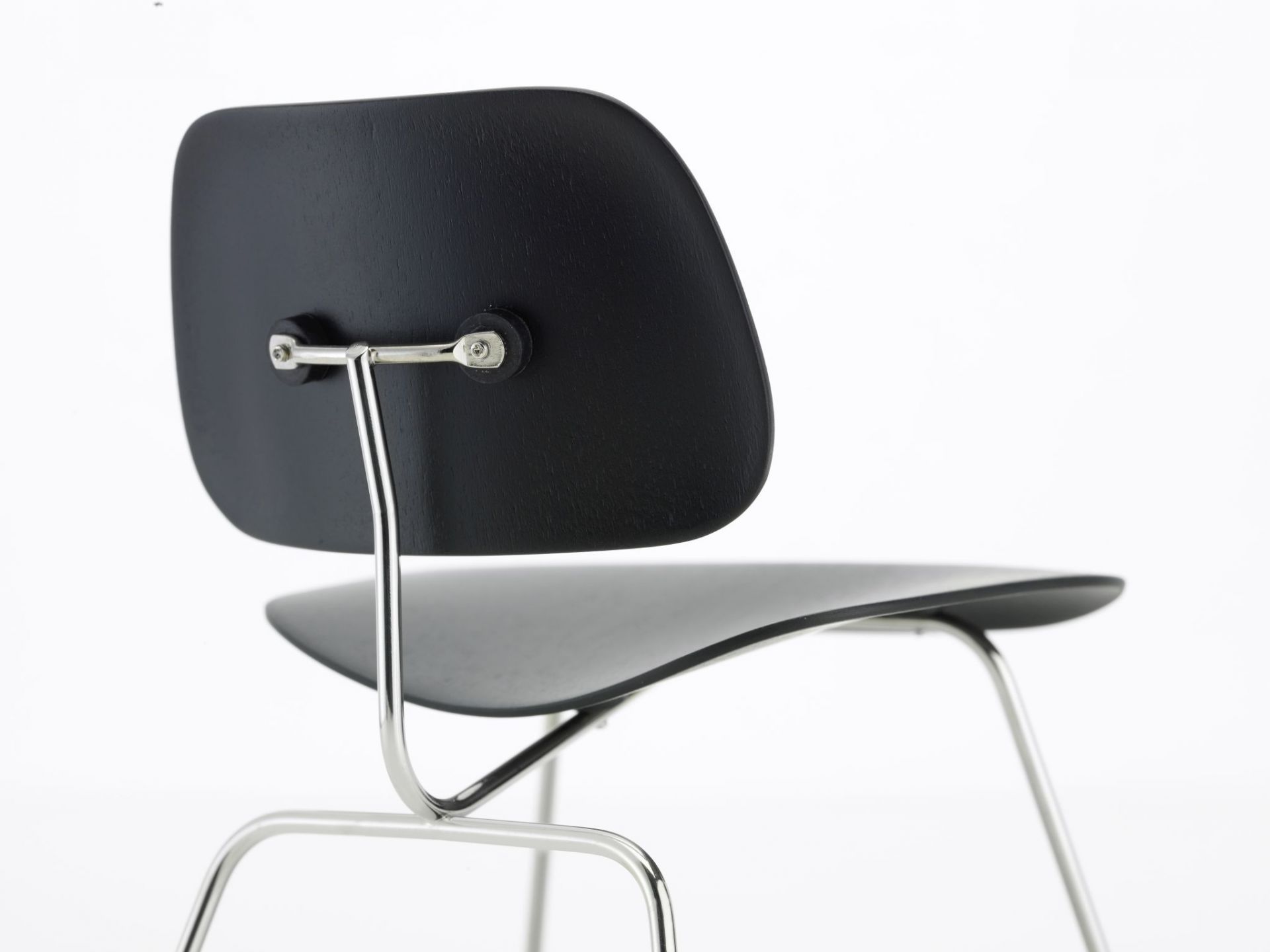 Ansicht des LCM Stuhls von Vitra, ein Designklassiker mit schwarzer Sitzfläche und Chromgestell.