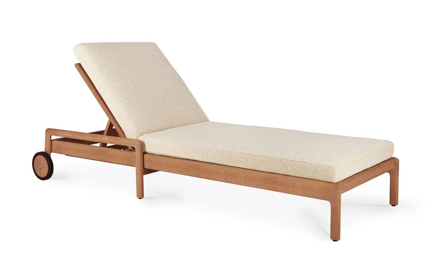 Outdoor Liege mit Kissen von Ethnicraft, Holzrahmen und Rädern, ideal für Garten und Terrasse.