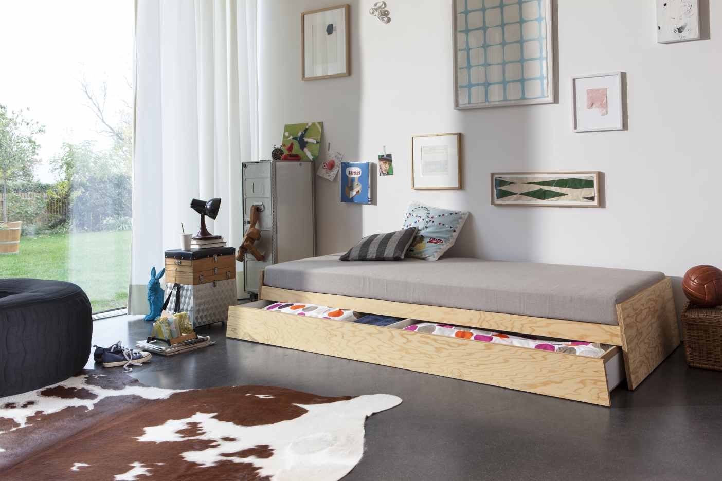 Lönneberga Stapelbett von Richard Lampert aus Eiche mit Lattenrost im Kinderzimmer.