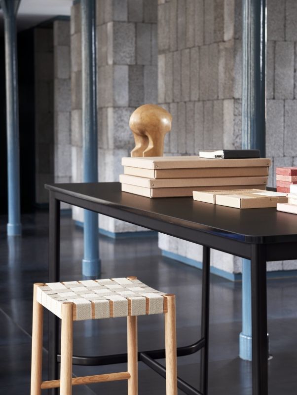 AndTradition Drip High Table Stehtisch mit Barhocker, schwarze Tischplatte und helles Holz, modernes Design.
