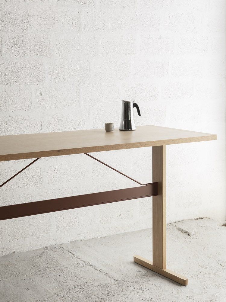Hay Passerelle Stehtisch mit Eichenplatte und braunem Gestell, ideal für Büro oder Küche.