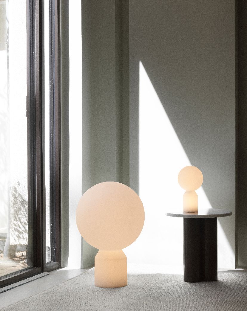 Nahaufnahme der Normann Copenhagen Yo Lamp Large Tischleuchte, eine moderne, kabellose Akku-Leuchte im minimalistischen Design.