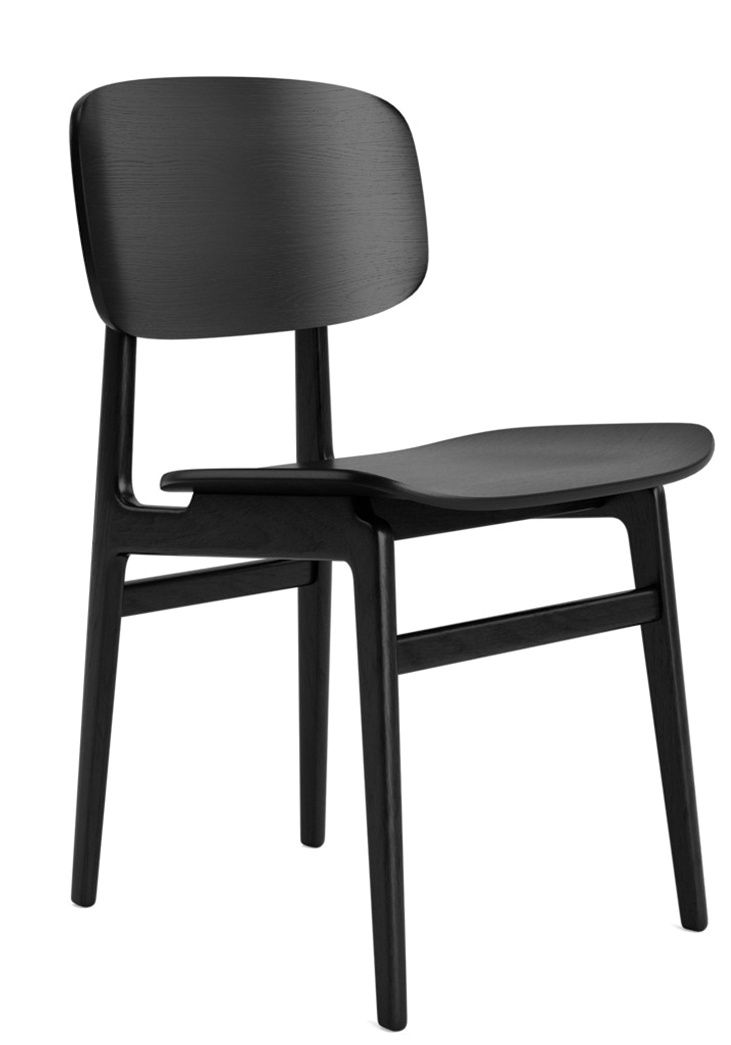 NY11 Stuhl von NORR11, schwarzer Holzstuhl mit abgerundeter Rückenlehne und schlichtem, modernem Design.