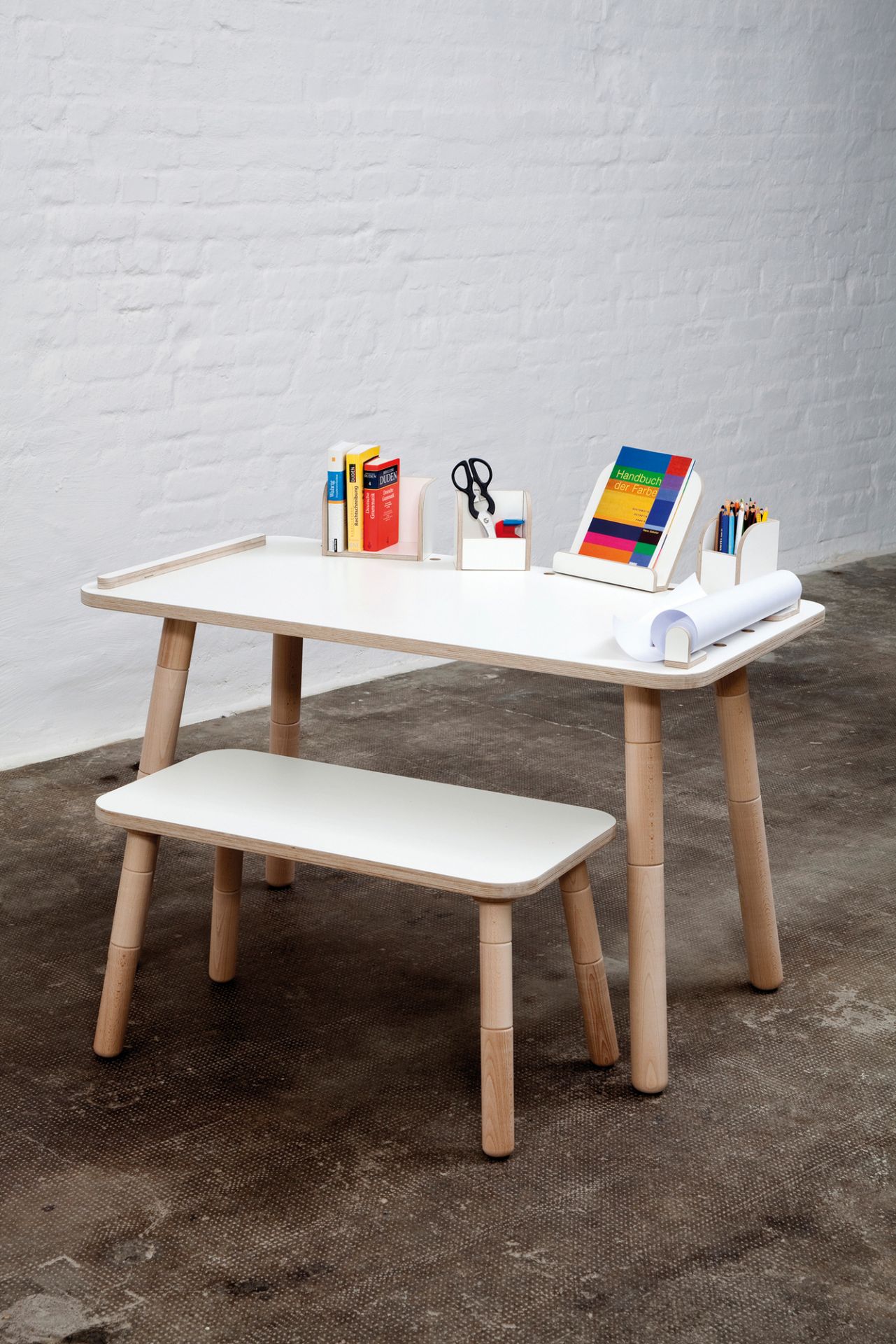 Growing Table Kindertisch mit Bank, weiß, mit Lernmaterialien und Stiften für Kinder.