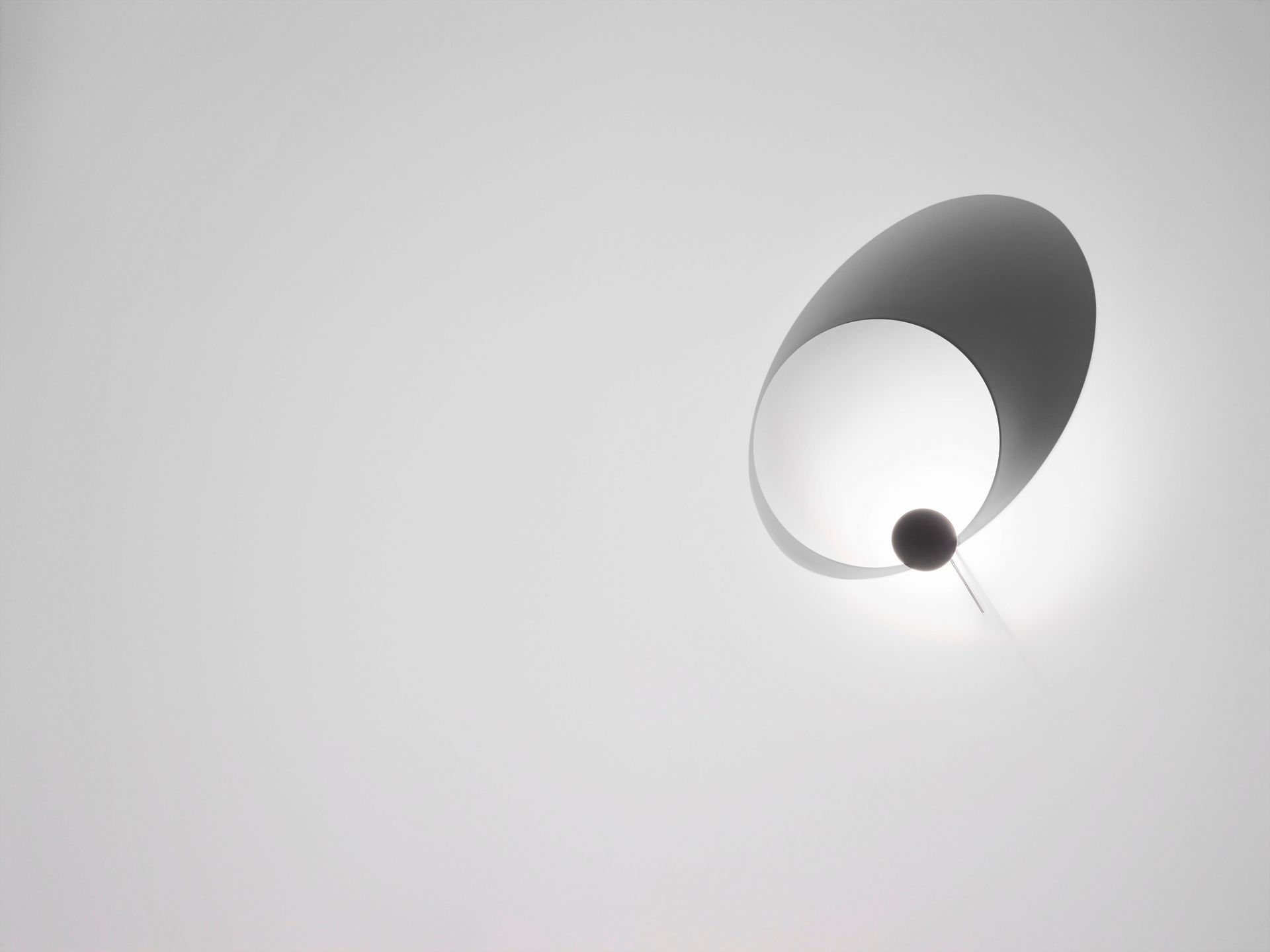 Nahaufnahme der Eclipse Ellipse Wandleuchte von Ingo Maurer, modernes Design mit Lichteffekt.