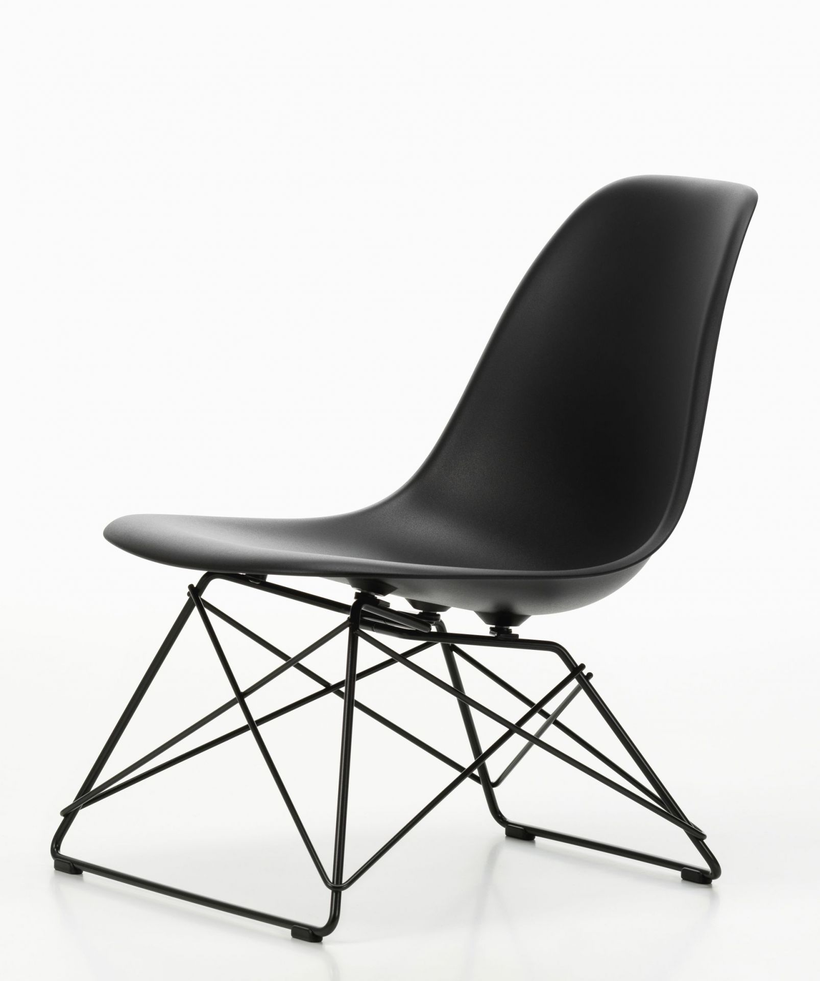 Schwarzer Eames Plastic Side Chair LSR Stuhl von Vitra mit verchromtem Drahtgestell auf weißem Hintergrund.
