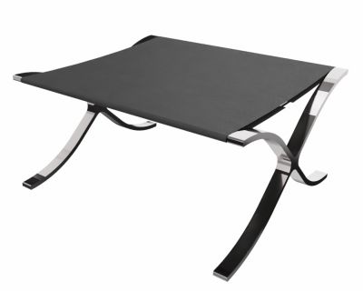 Barcelona Hocker mit schwarzem Lederbezug und verchromtem Stahlgestell. Design Hocker für Wohnzimmer.